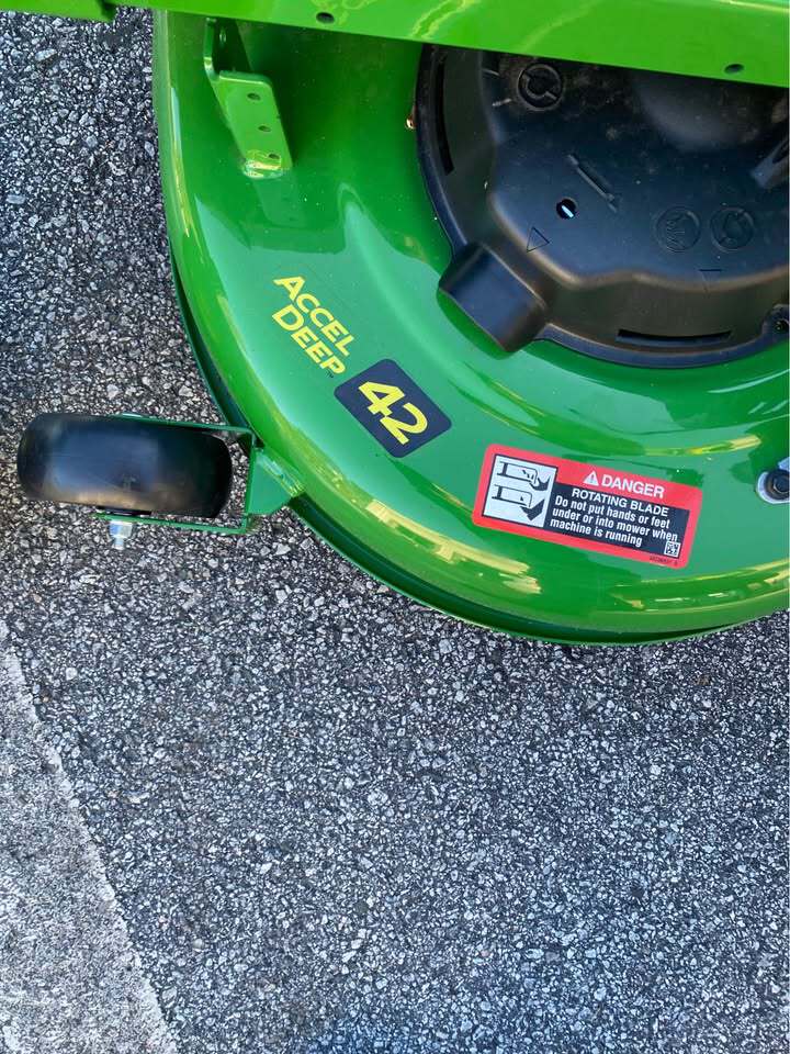 2025 John Deere Z320 Image 6