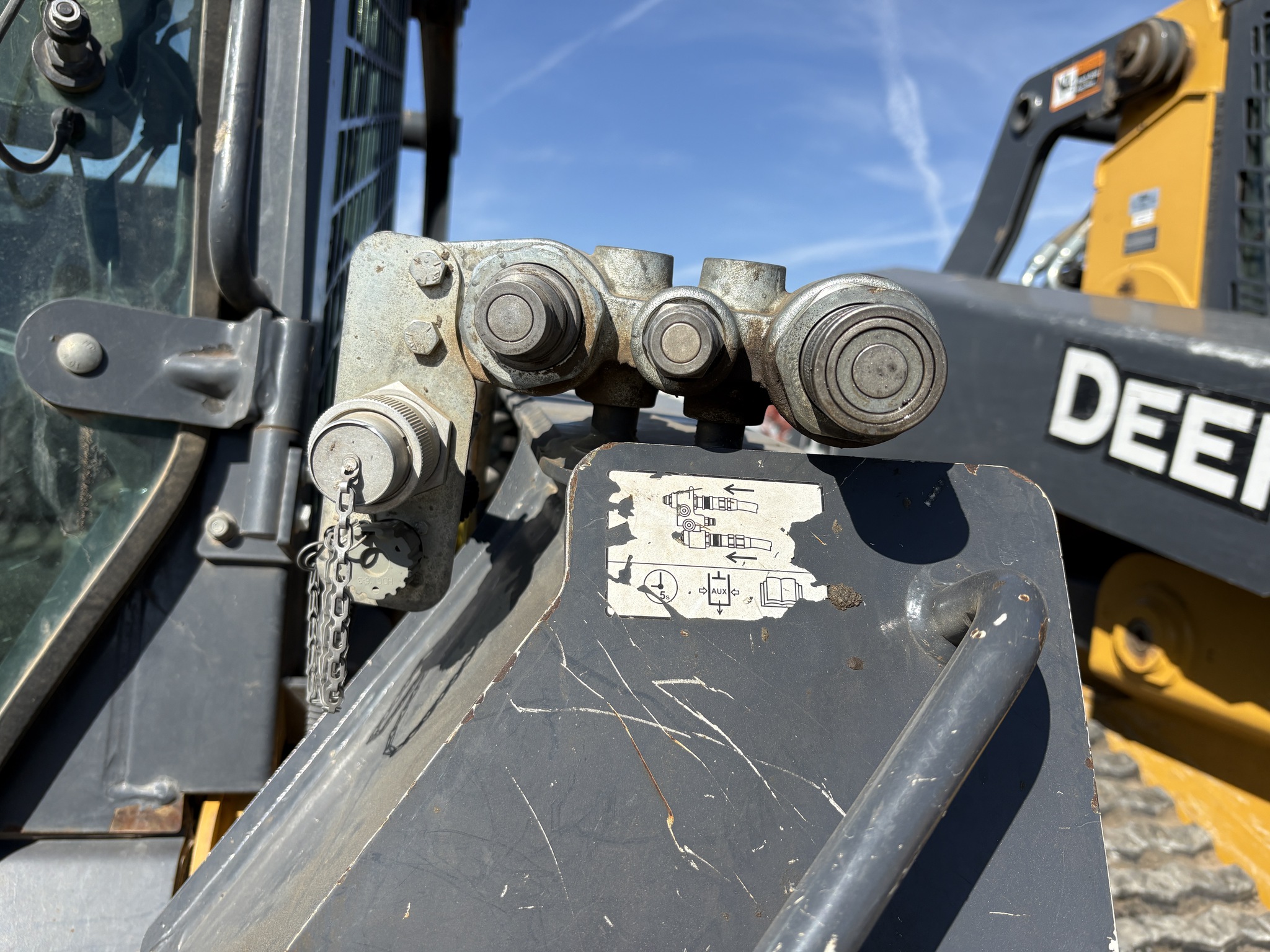 2015 John Deere 326E Image 9