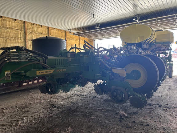  John Deere 1775NT