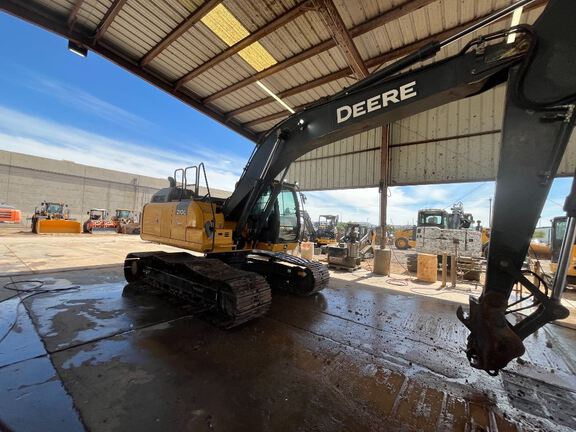 2019 John Deere 210G LC