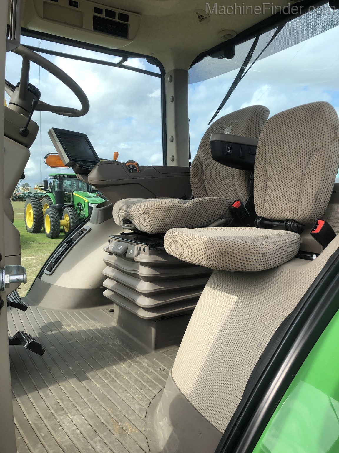 2018 John Deere 8245R Image 6