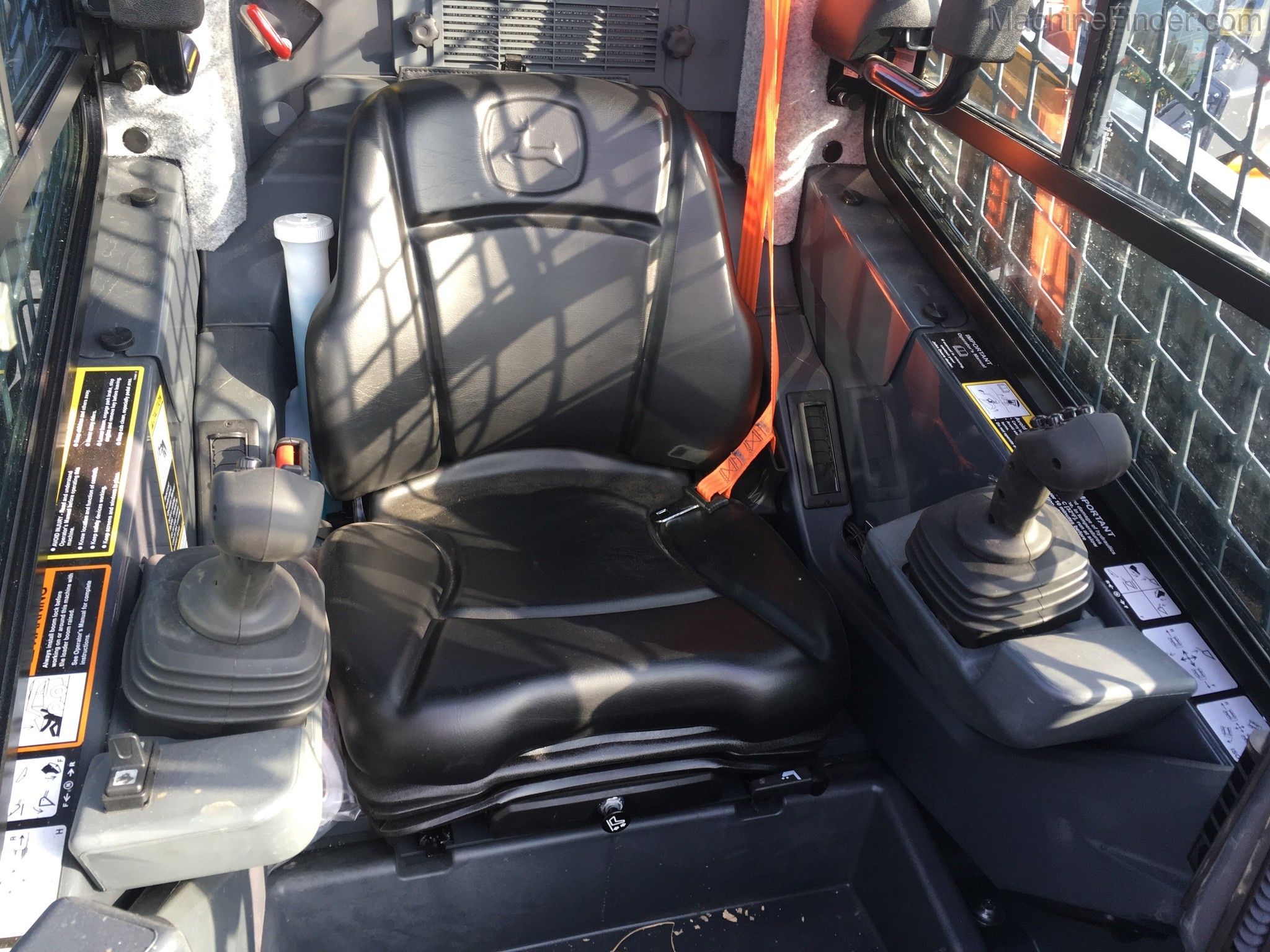 2018 John Deere 332G Image 4