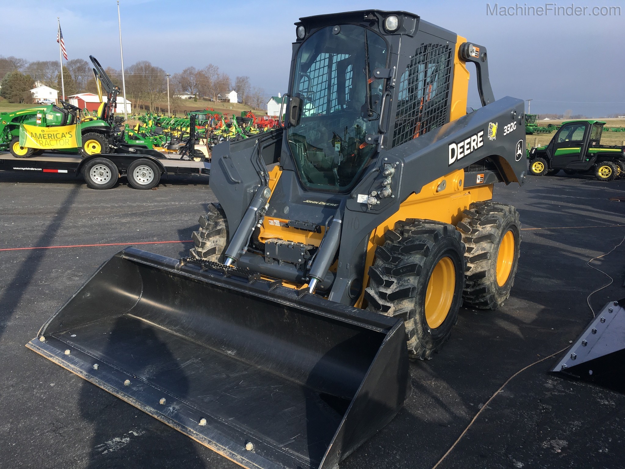 2018 John Deere 332G Image 2