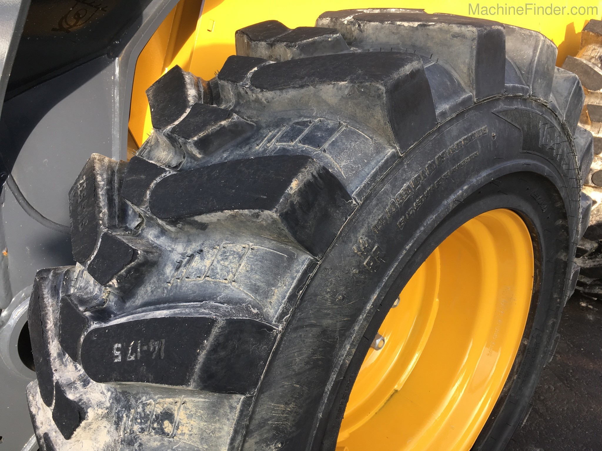 2018 John Deere 332G Image 6