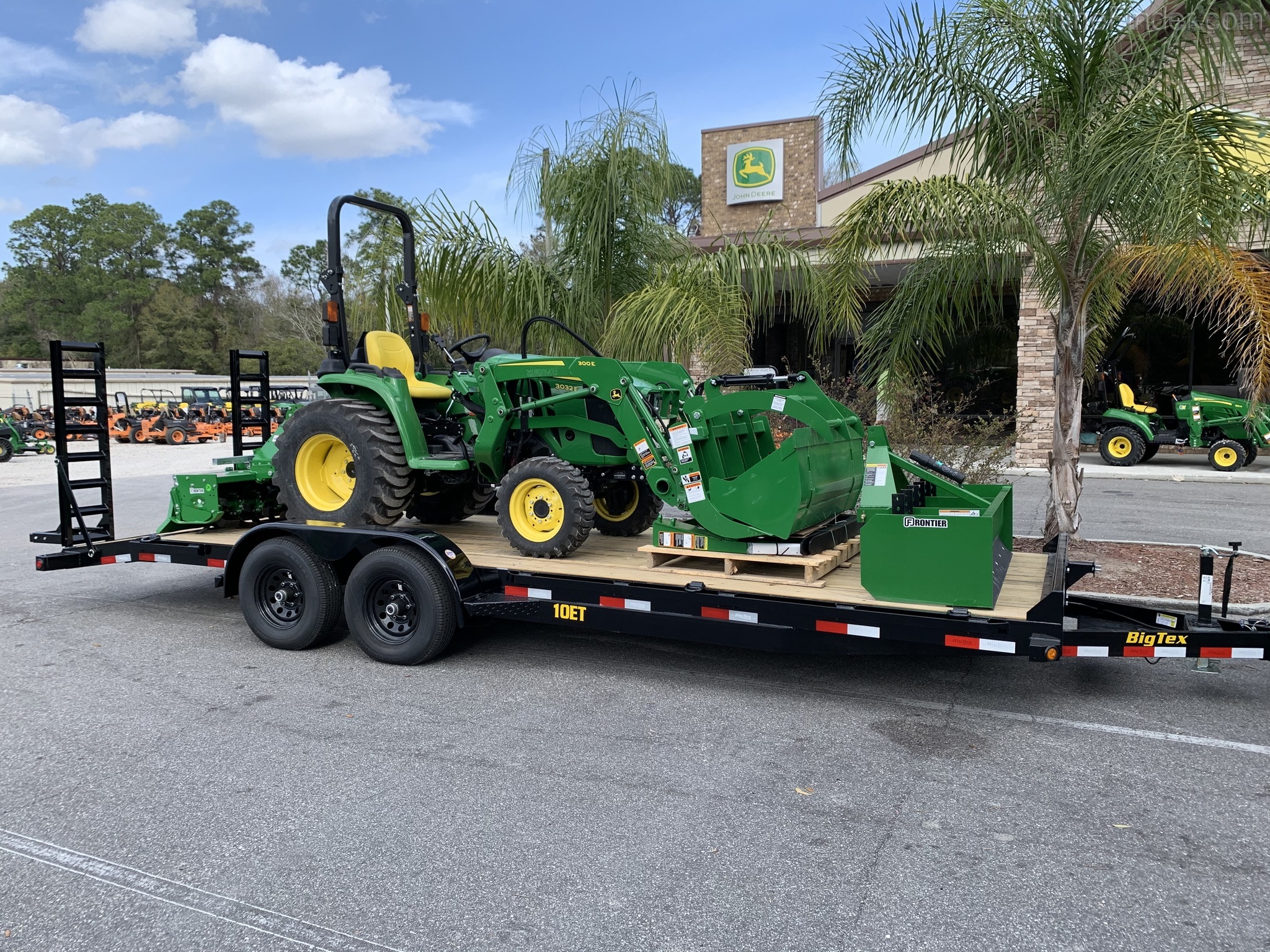 2020 John Deere 3032E Image 2