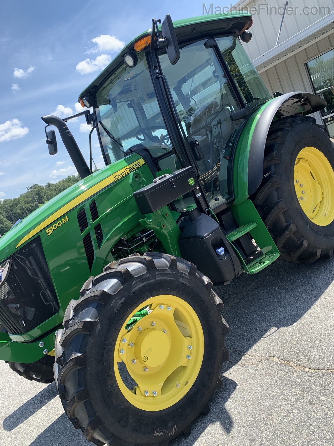 2020 John Deere 5100M Image 8