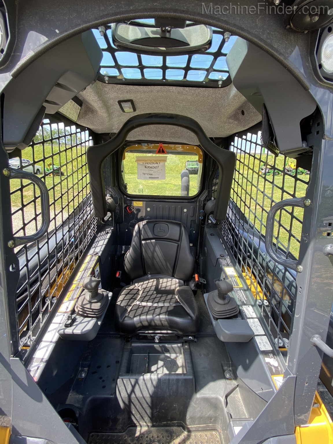 2020 John Deere 325G Image 9