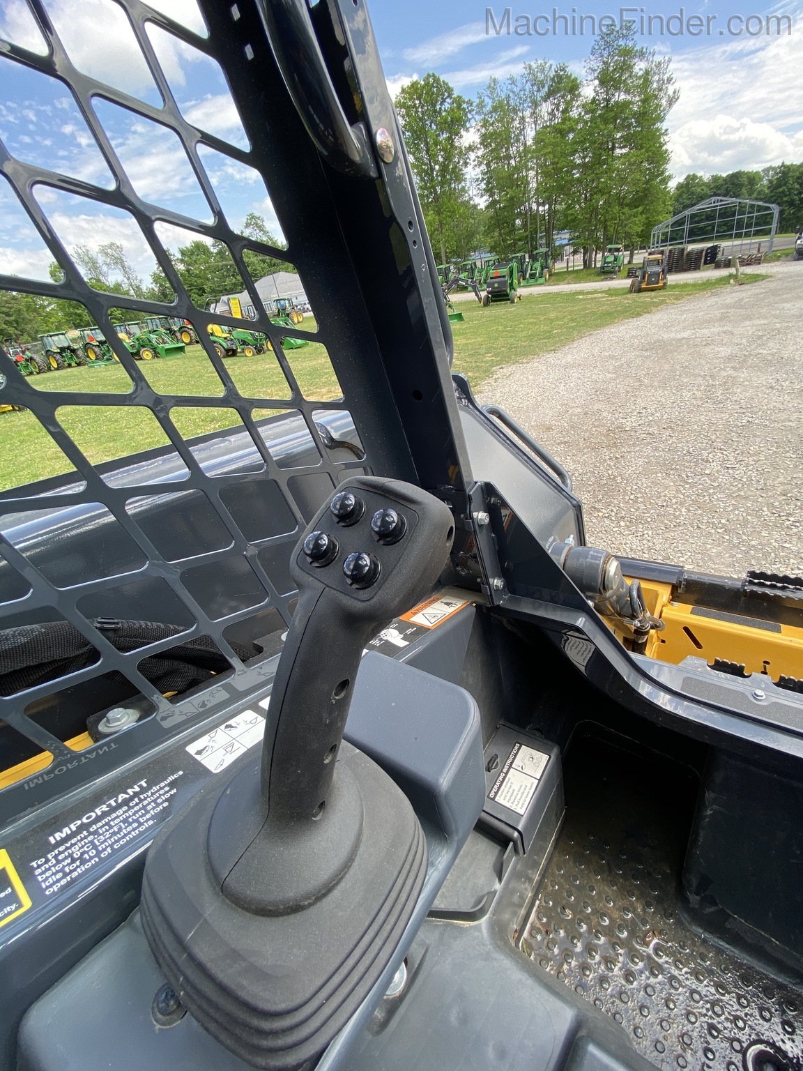 2020 John Deere 325G Image 12