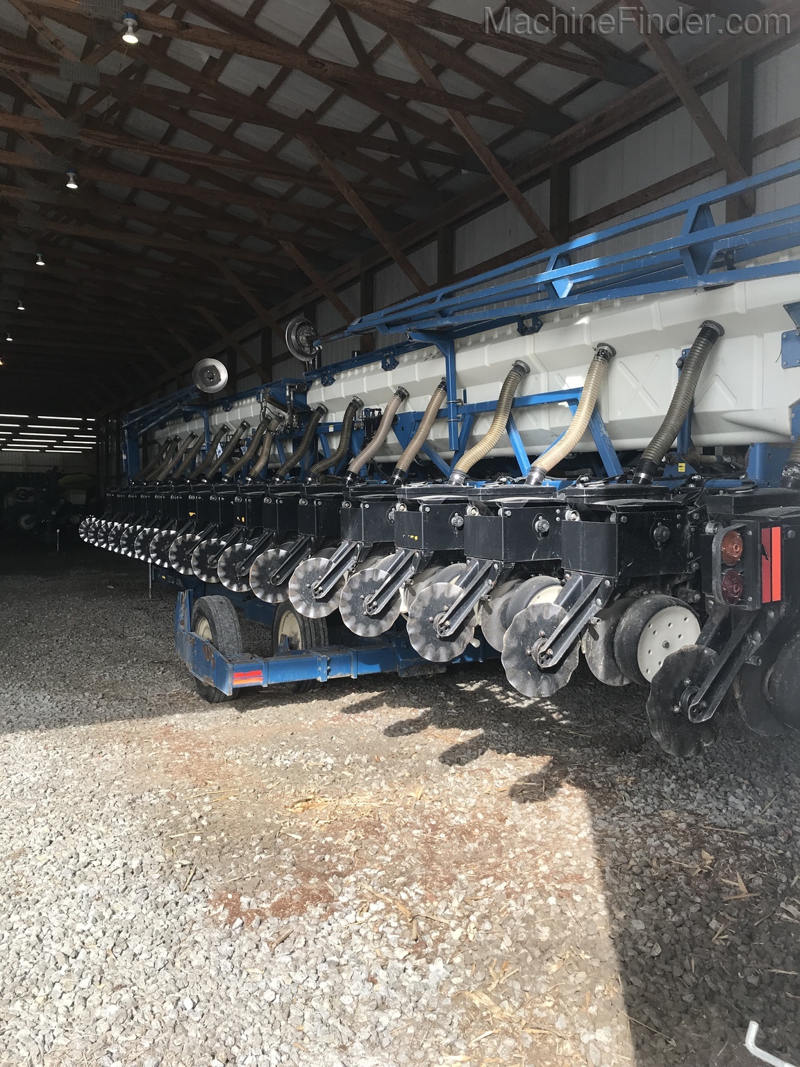 2002 Kinze 3650 Image 2