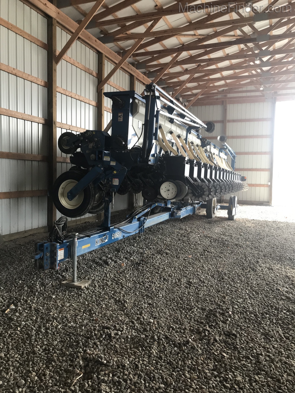 2002 Kinze 3650 Image 3