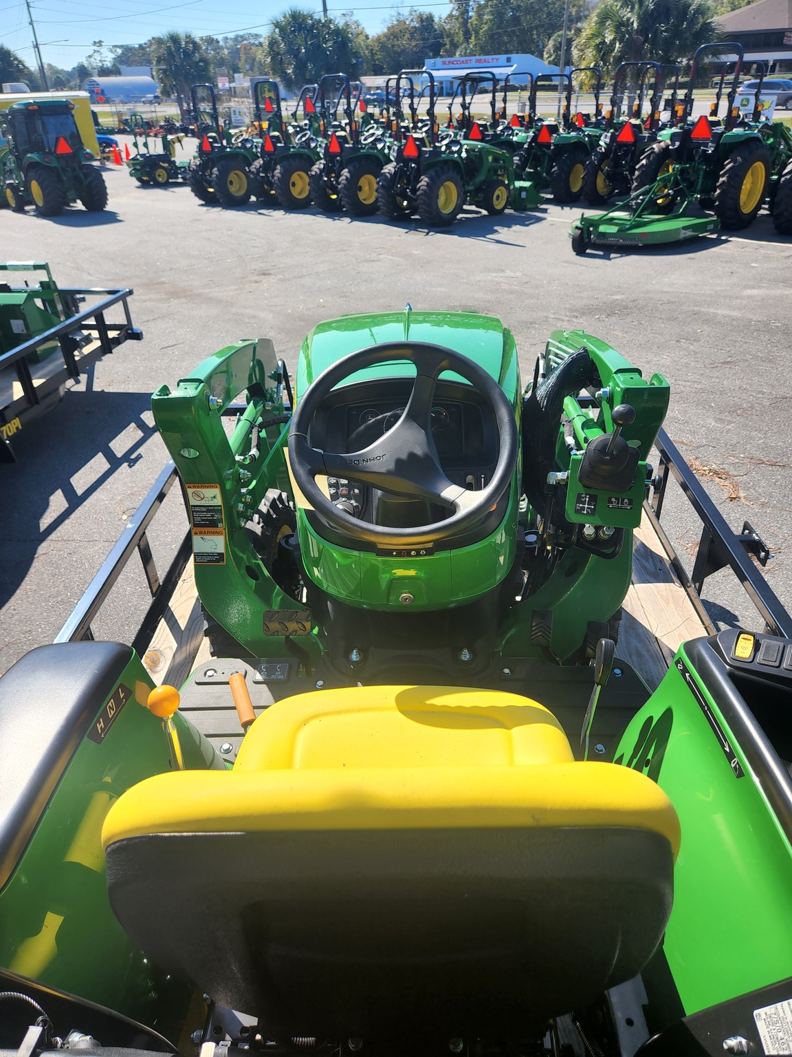 2023 John Deere 3032E Image 6