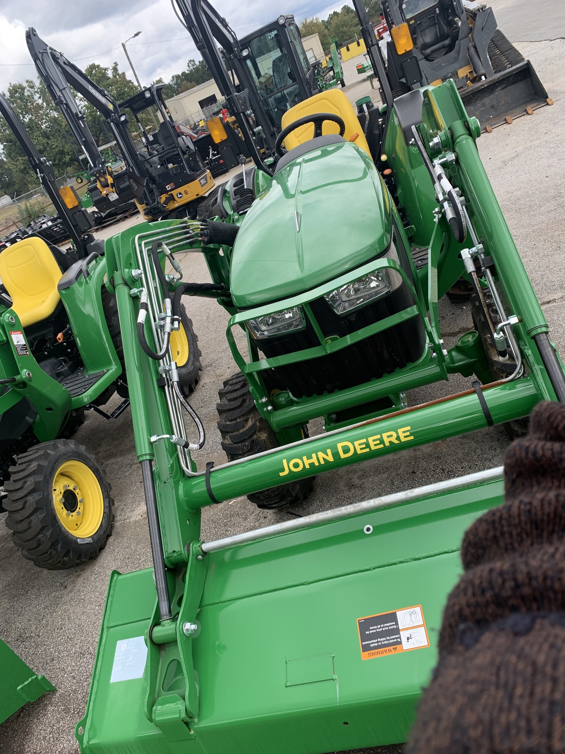 2023 John Deere 3035D Image 4