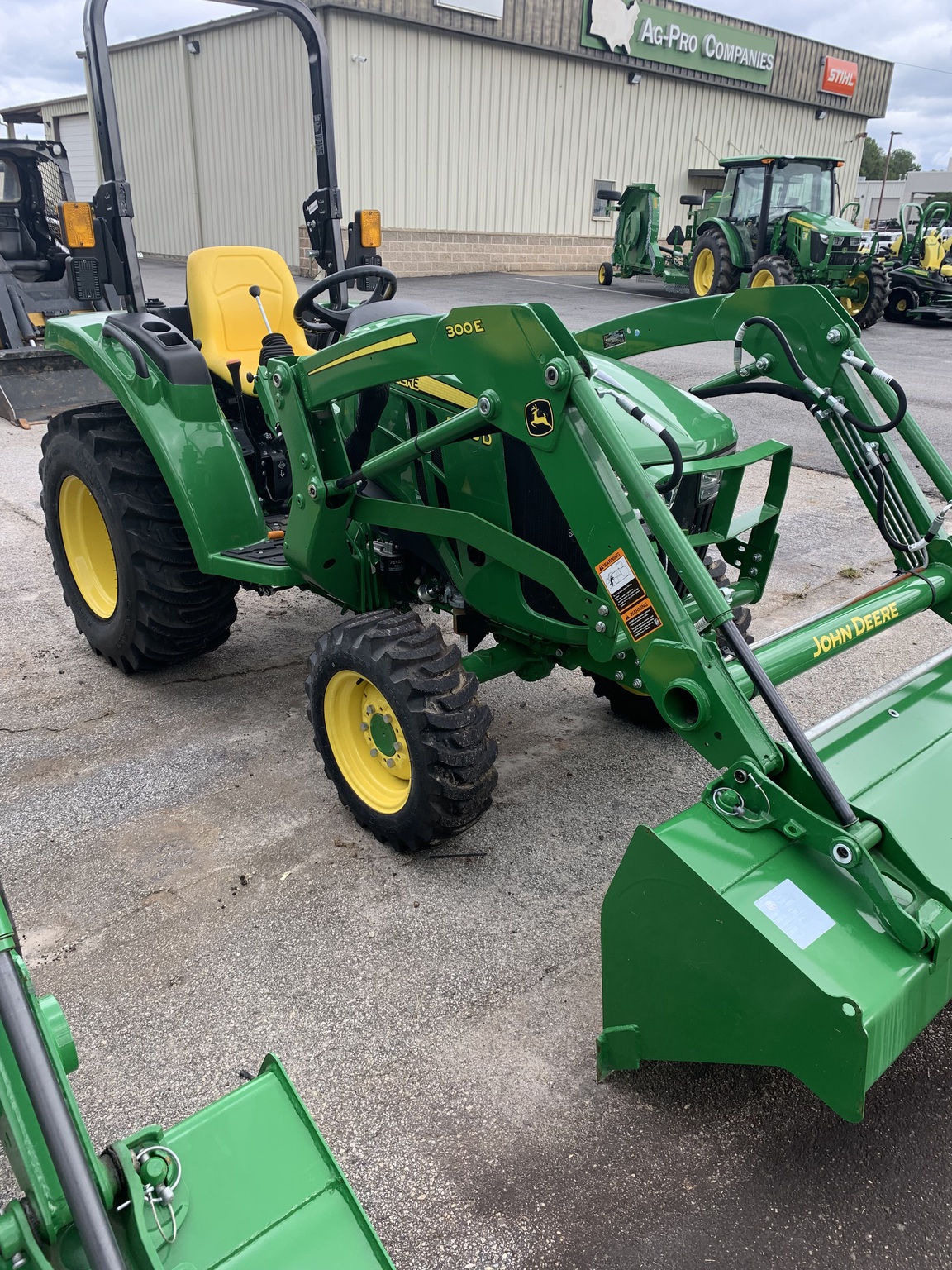 2023 John Deere 3035D Image 1