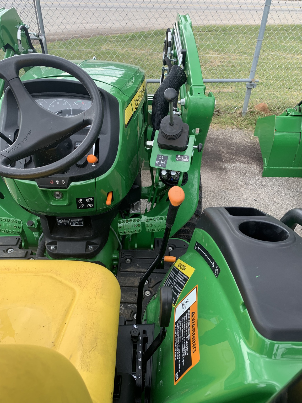 2023 John Deere 3035D Image 6