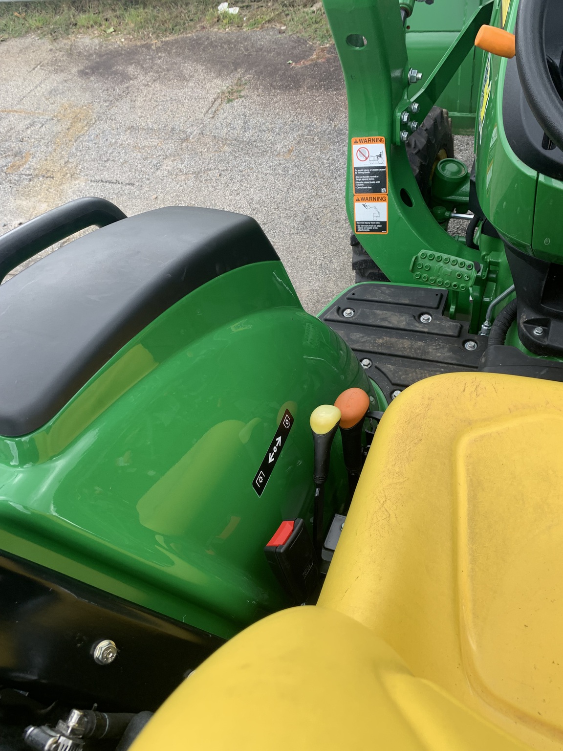 2023 John Deere 3035D Image 8