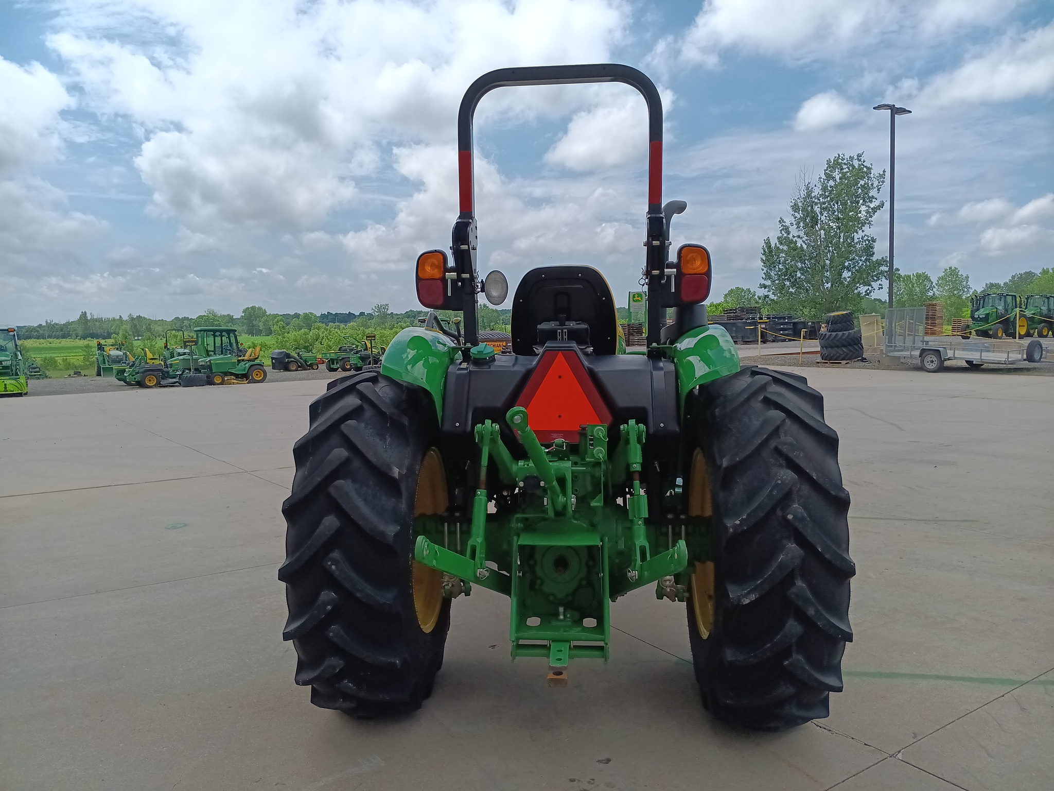 2022 John Deere 5045E Image 3