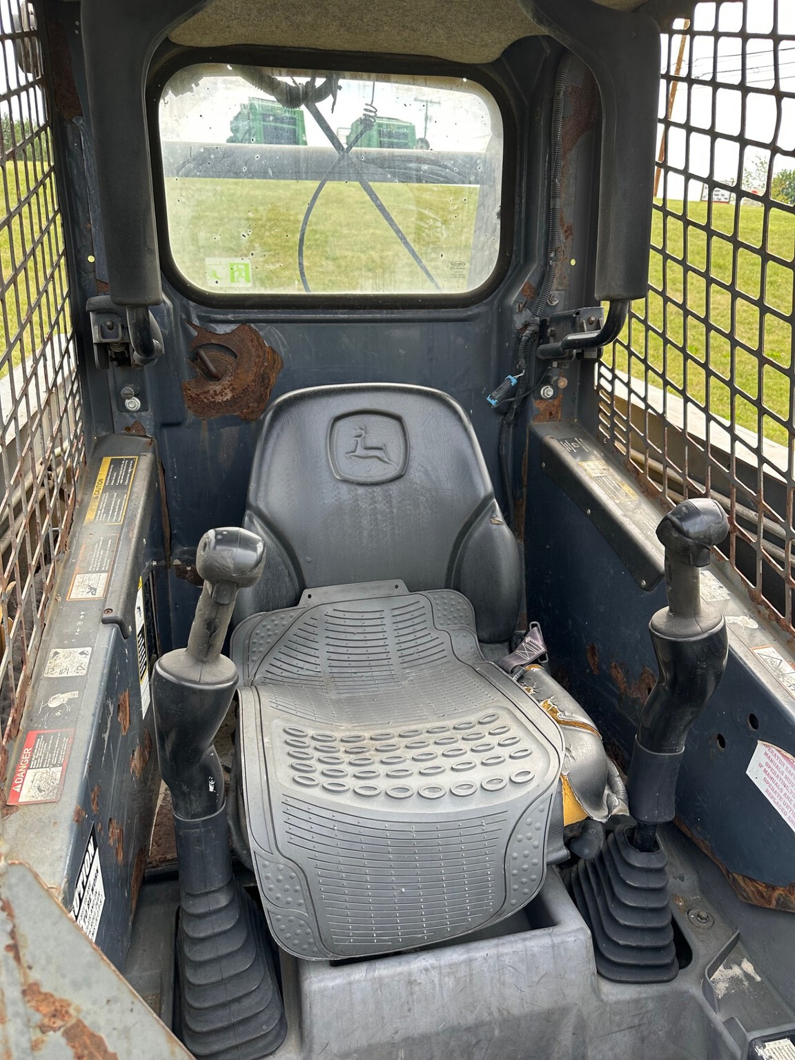 2011 John Deere 318D Image 4
