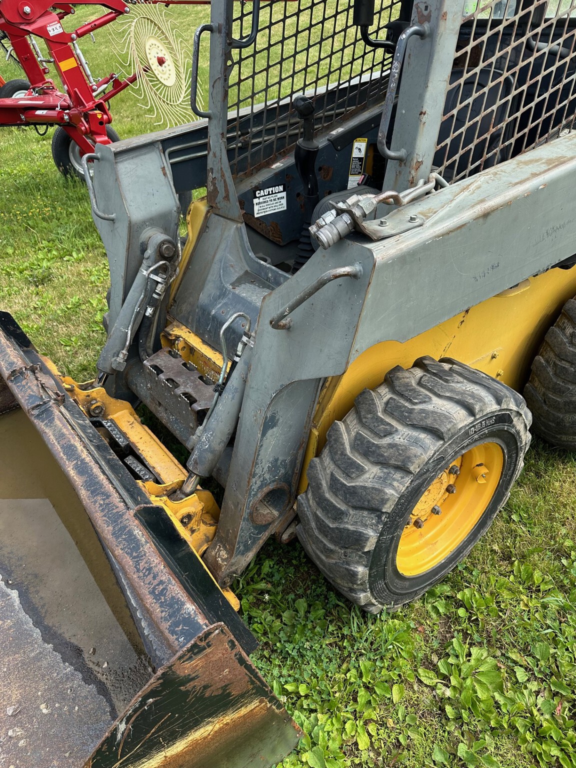 2011 John Deere 318D Image 6