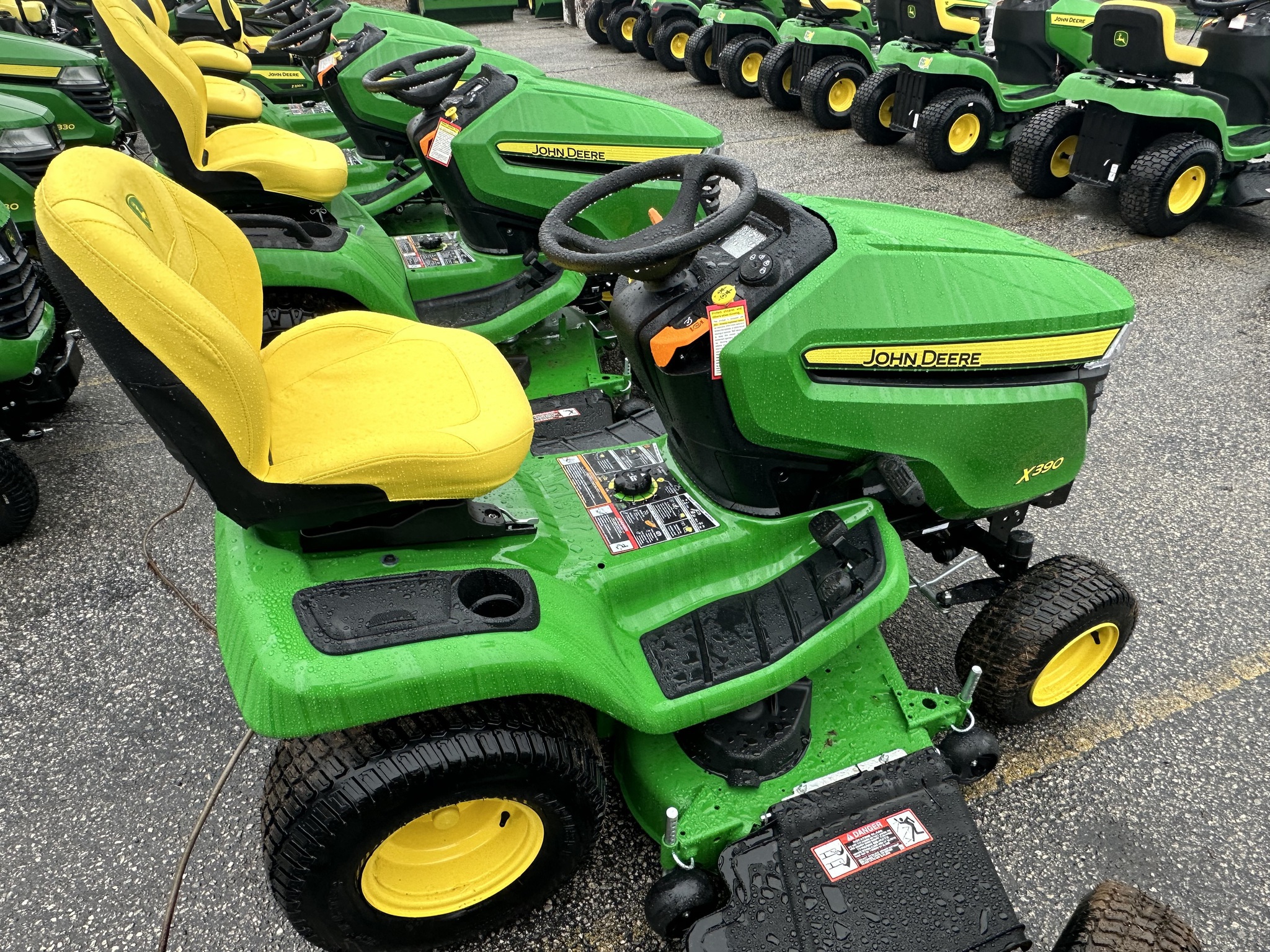 2025 John Deere x390 Image 4