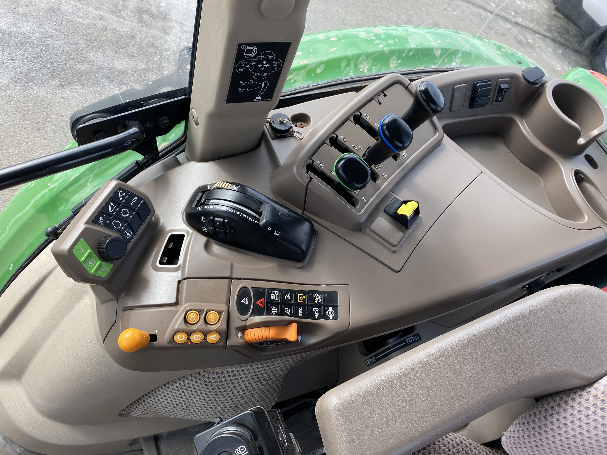 2020 John Deere 5125R Image 12