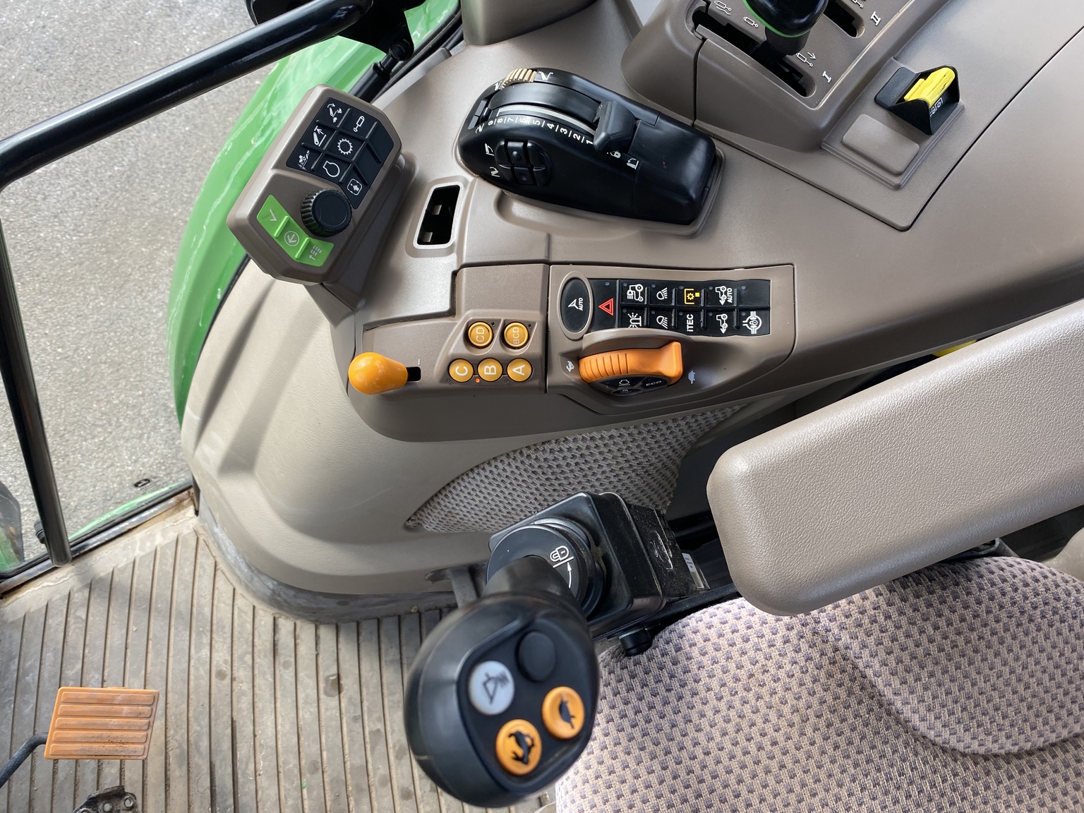 2020 John Deere 5125R Image 11