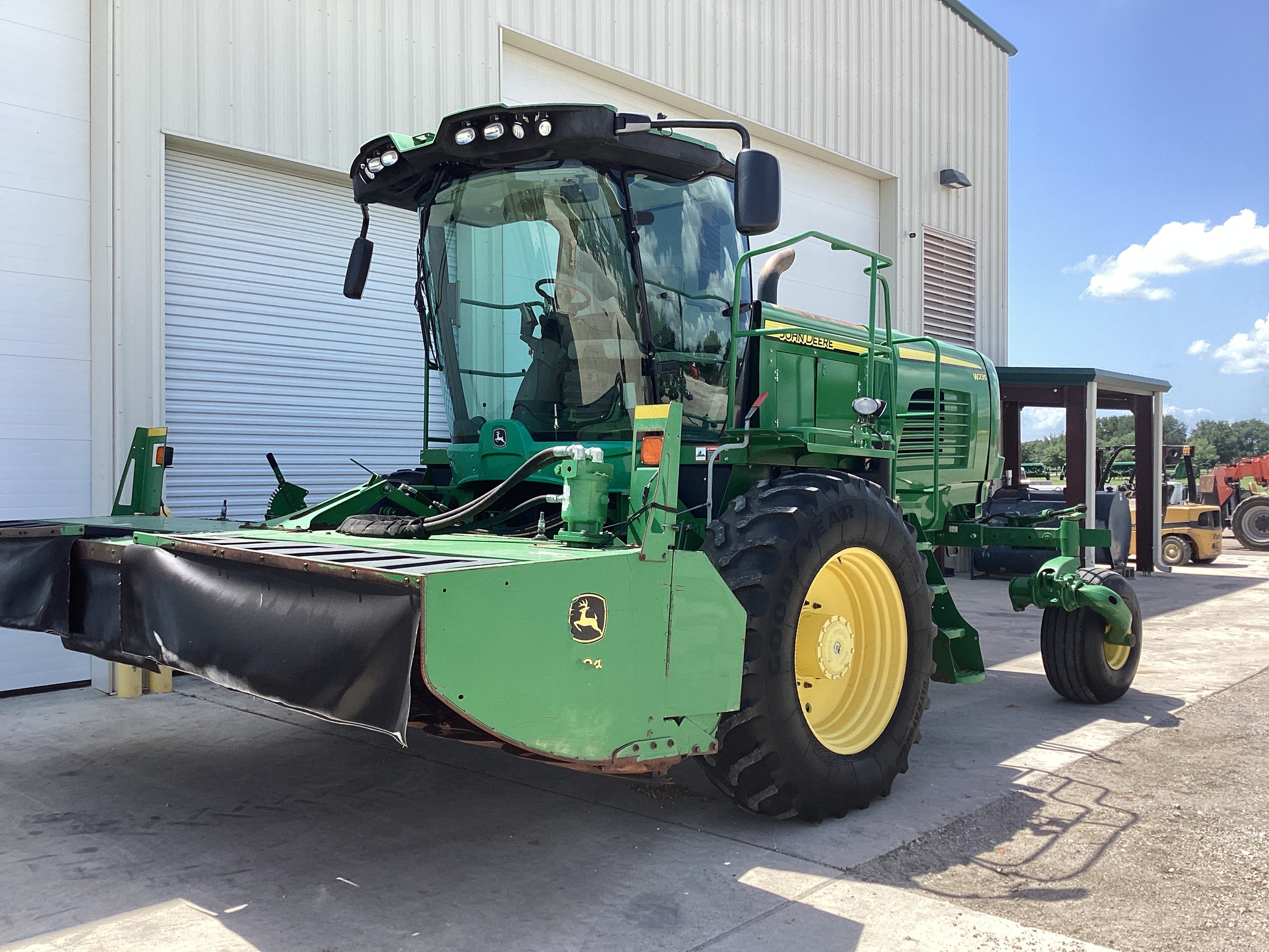 2016 John Deere W235 Image 2