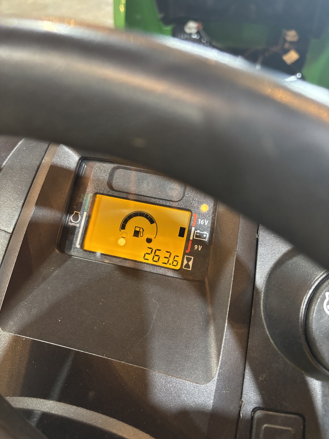 2022 John Deere X570 Image 8