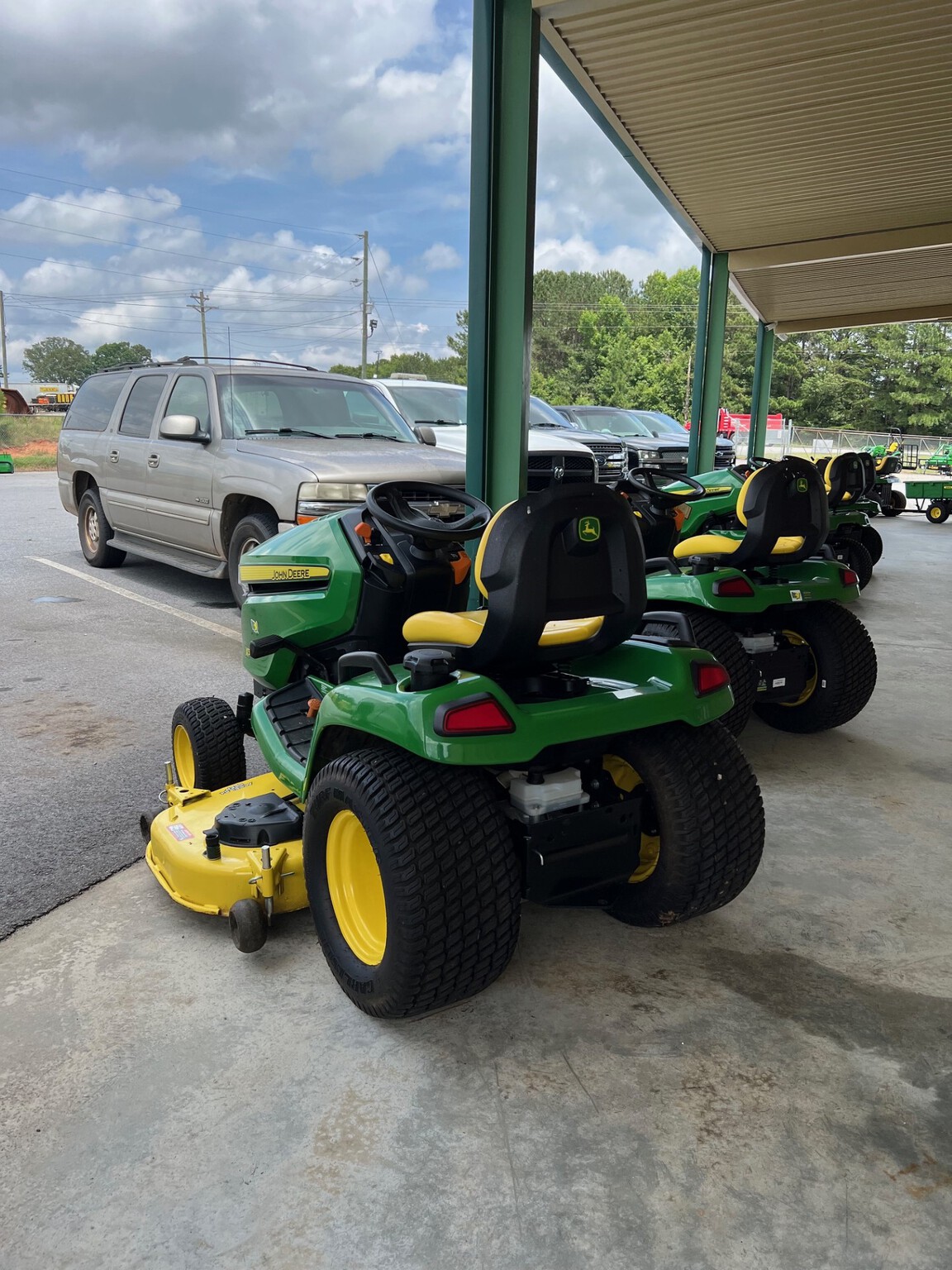 2022 John Deere X570 Image 4