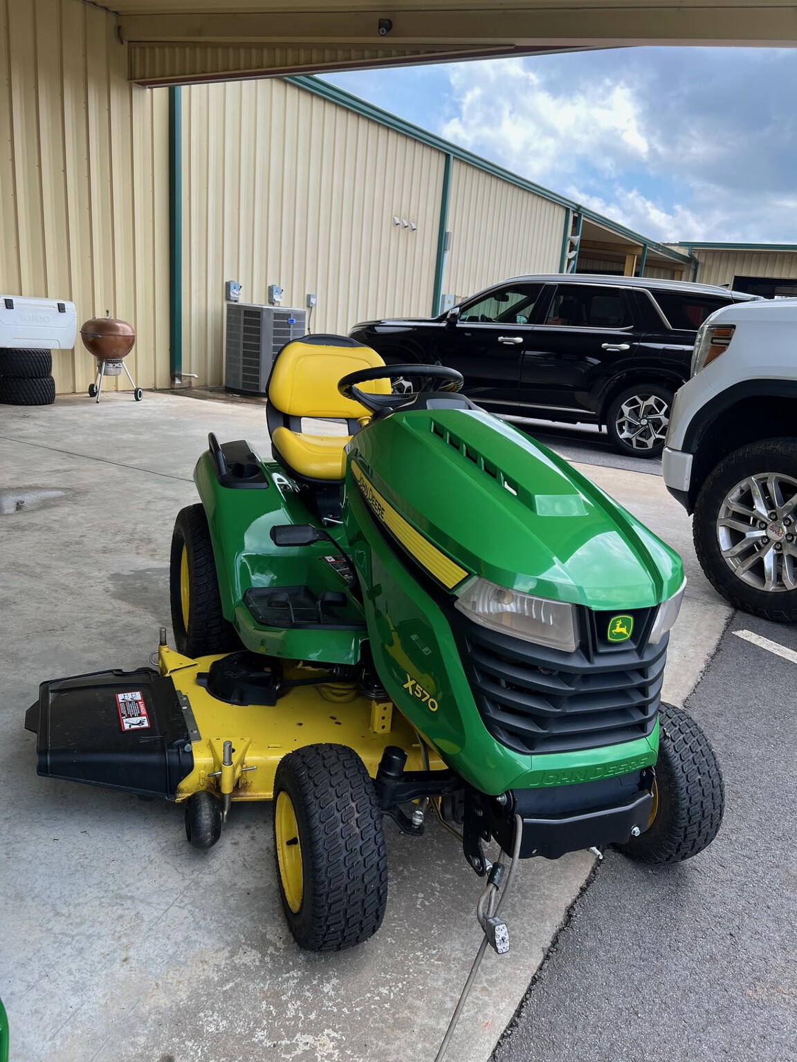 2022 John Deere X570 Image 2