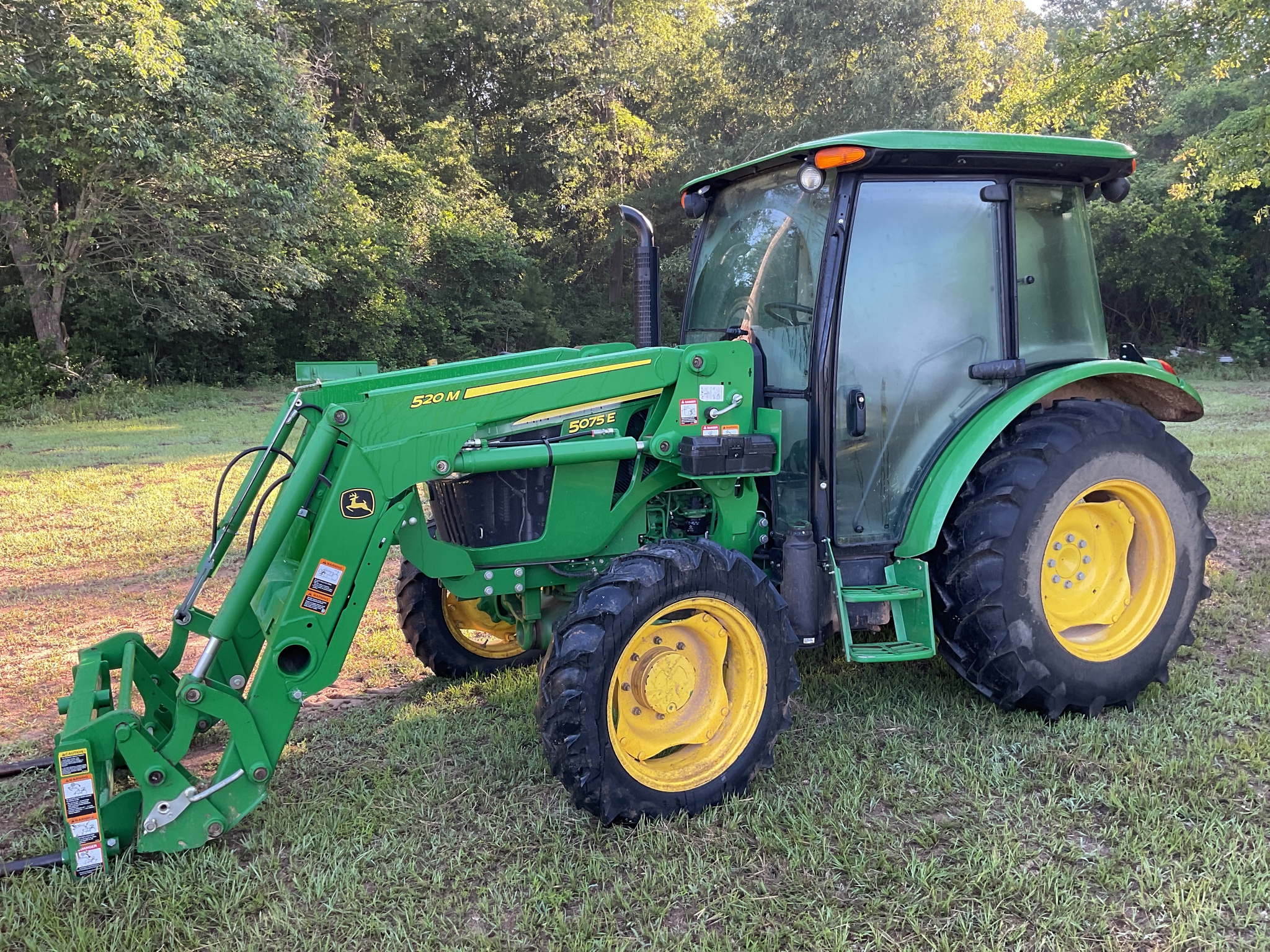 2022 John Deere 5075E Image 1