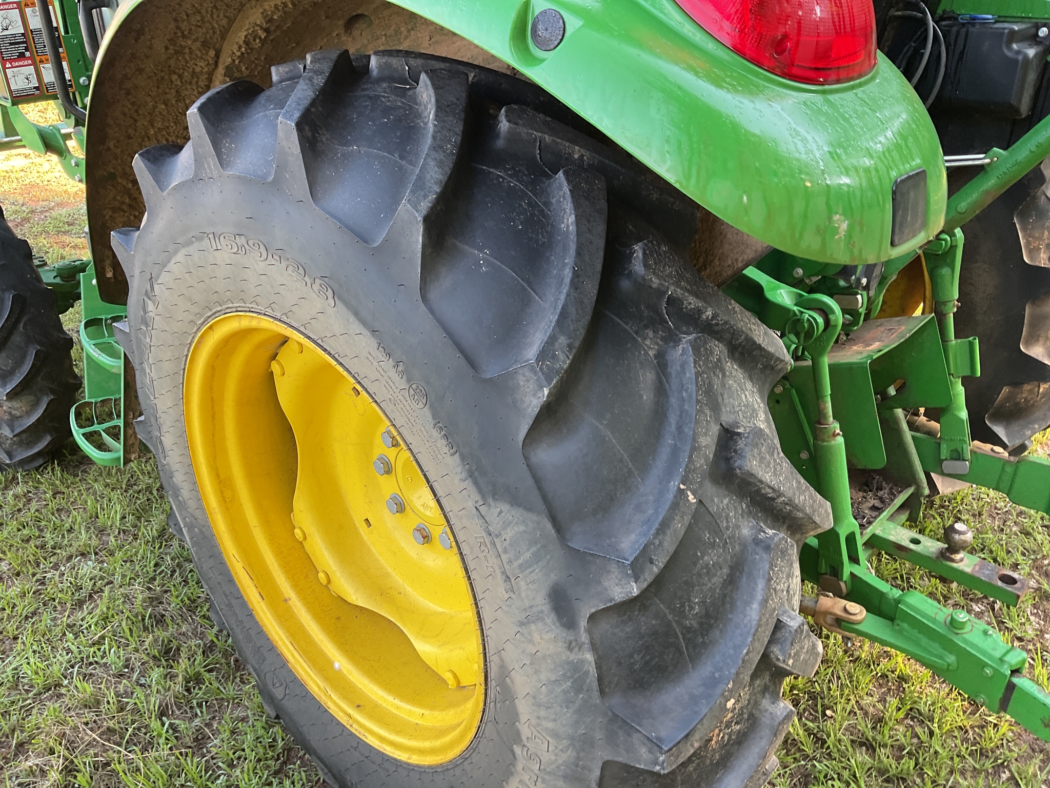 2022 John Deere 5075E Image 18