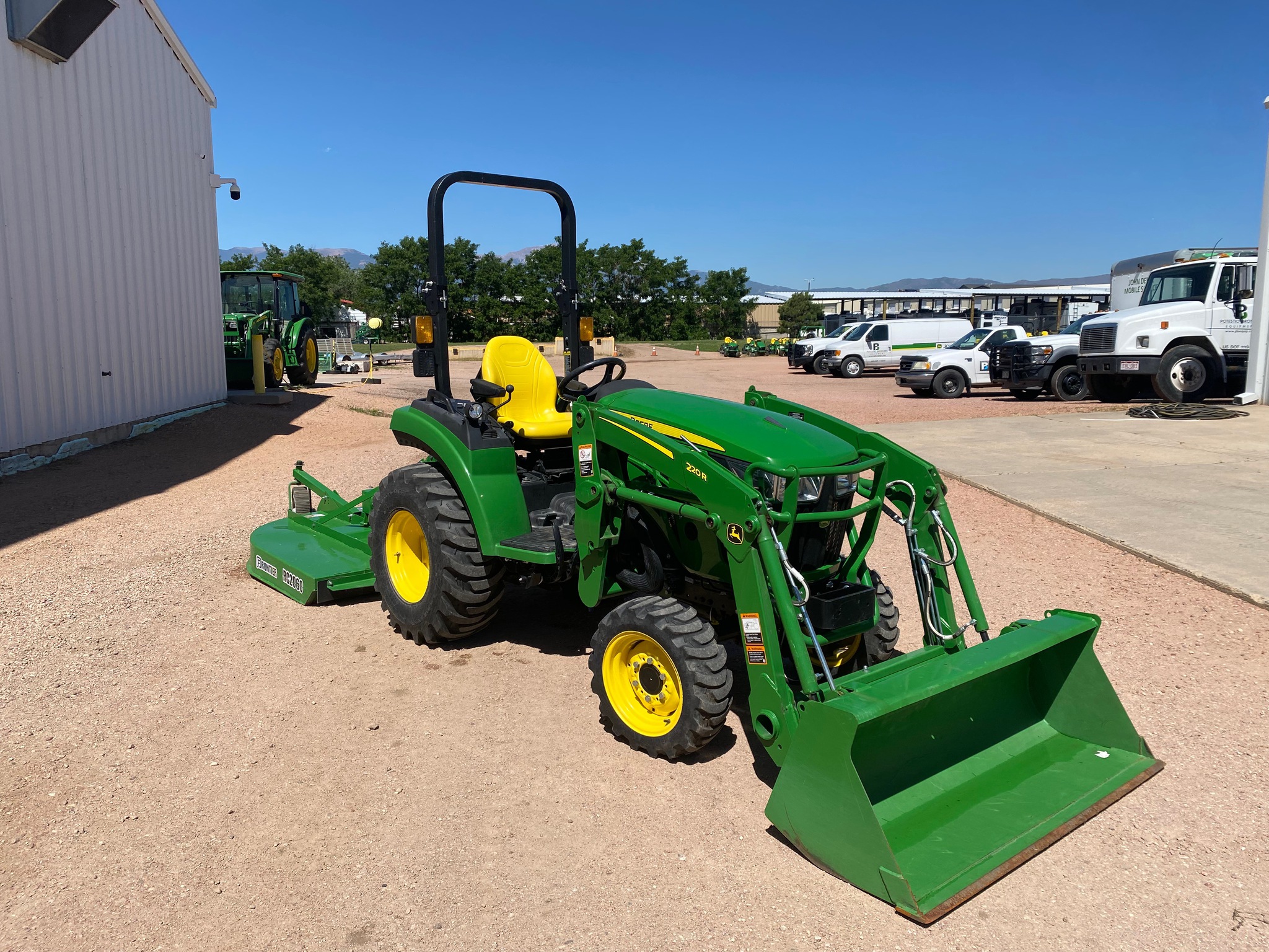 2022 John Deere 2032R Image 4