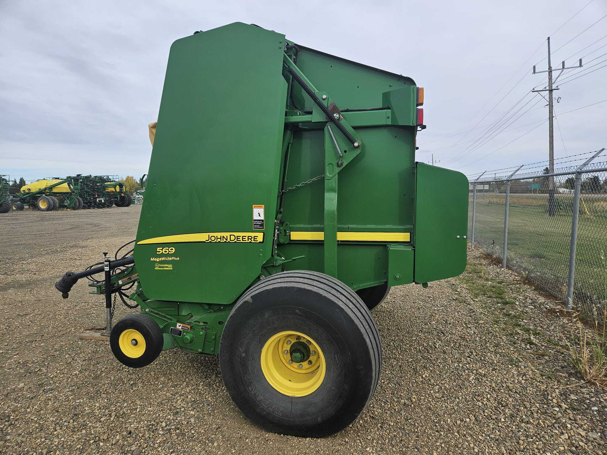 2014 John Deere 569 Image 2
