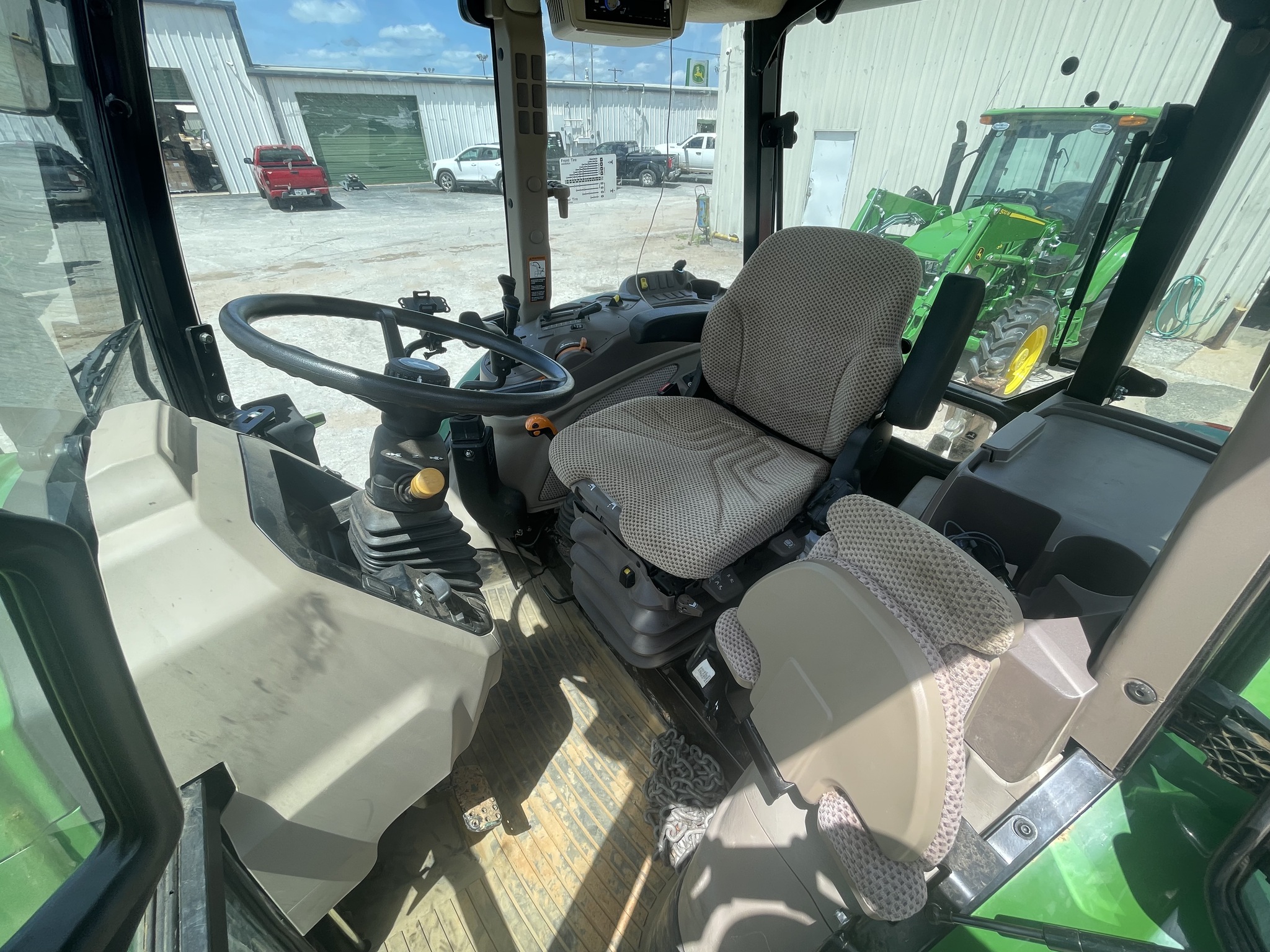 2022 John Deere 6105E cab Image 10