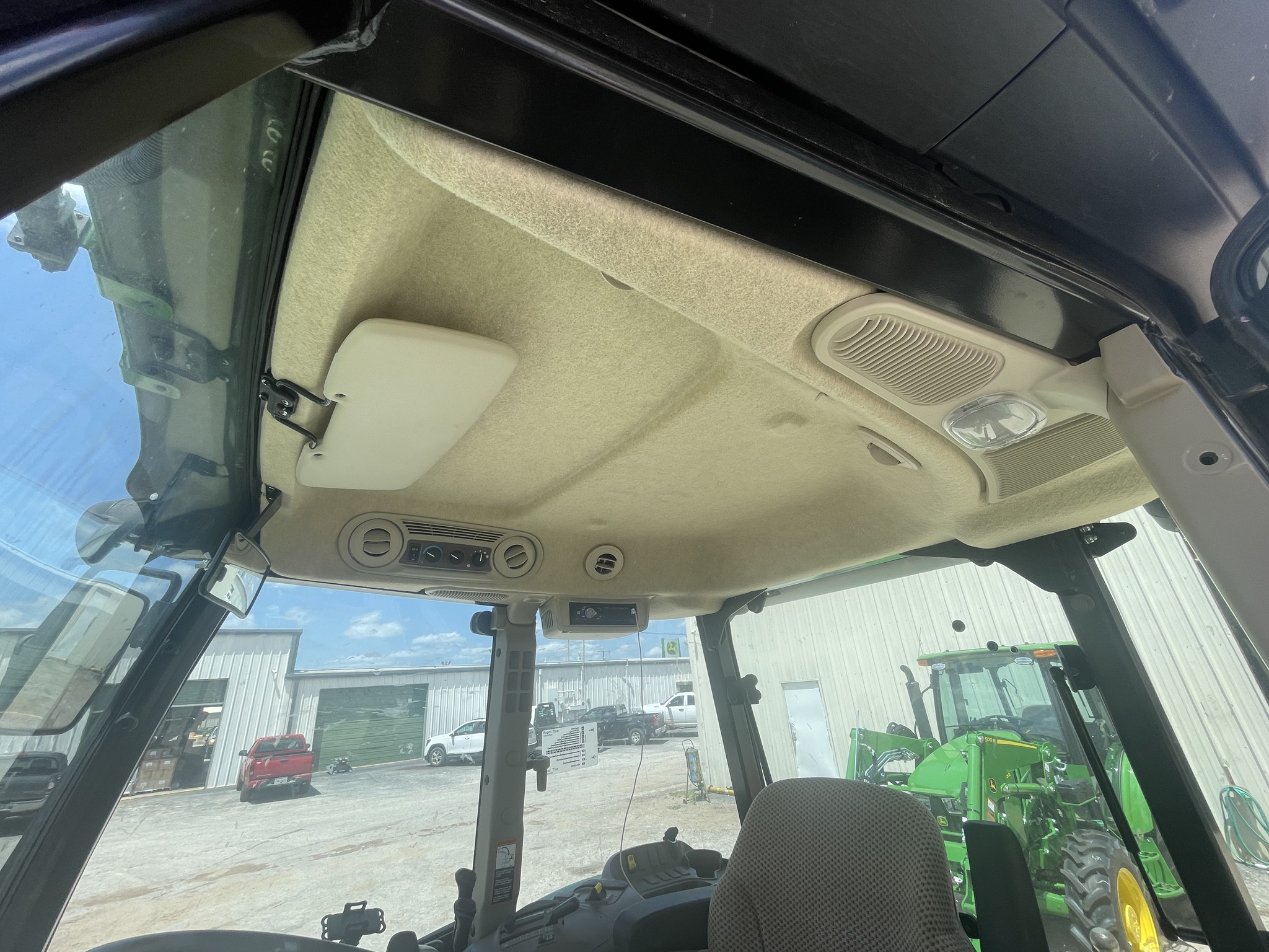2022 John Deere 6105E cab Image 11