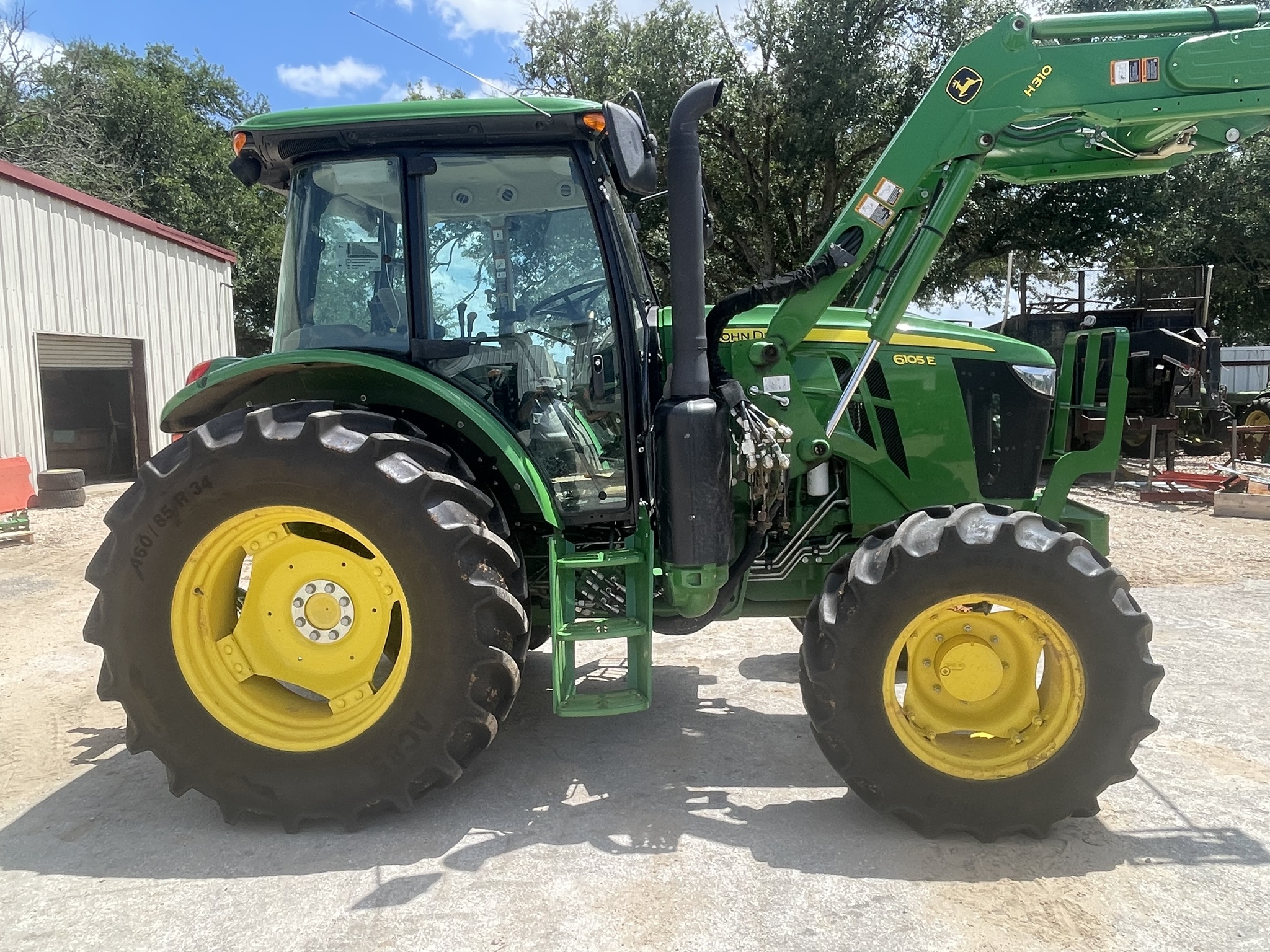 2022 John Deere 6105E cab Image 6