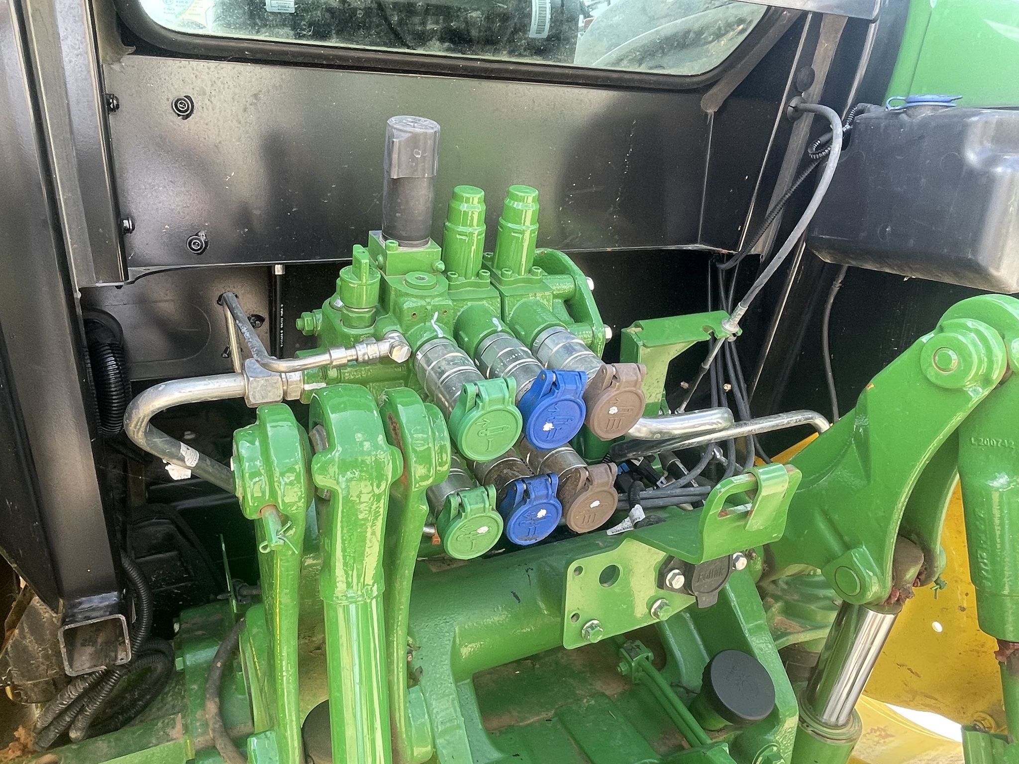 2022 John Deere 6105E cab Image 13