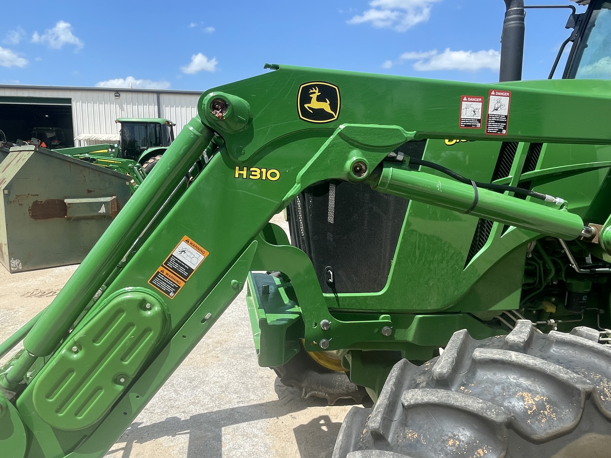 2022 John Deere 6105E cab Image 14