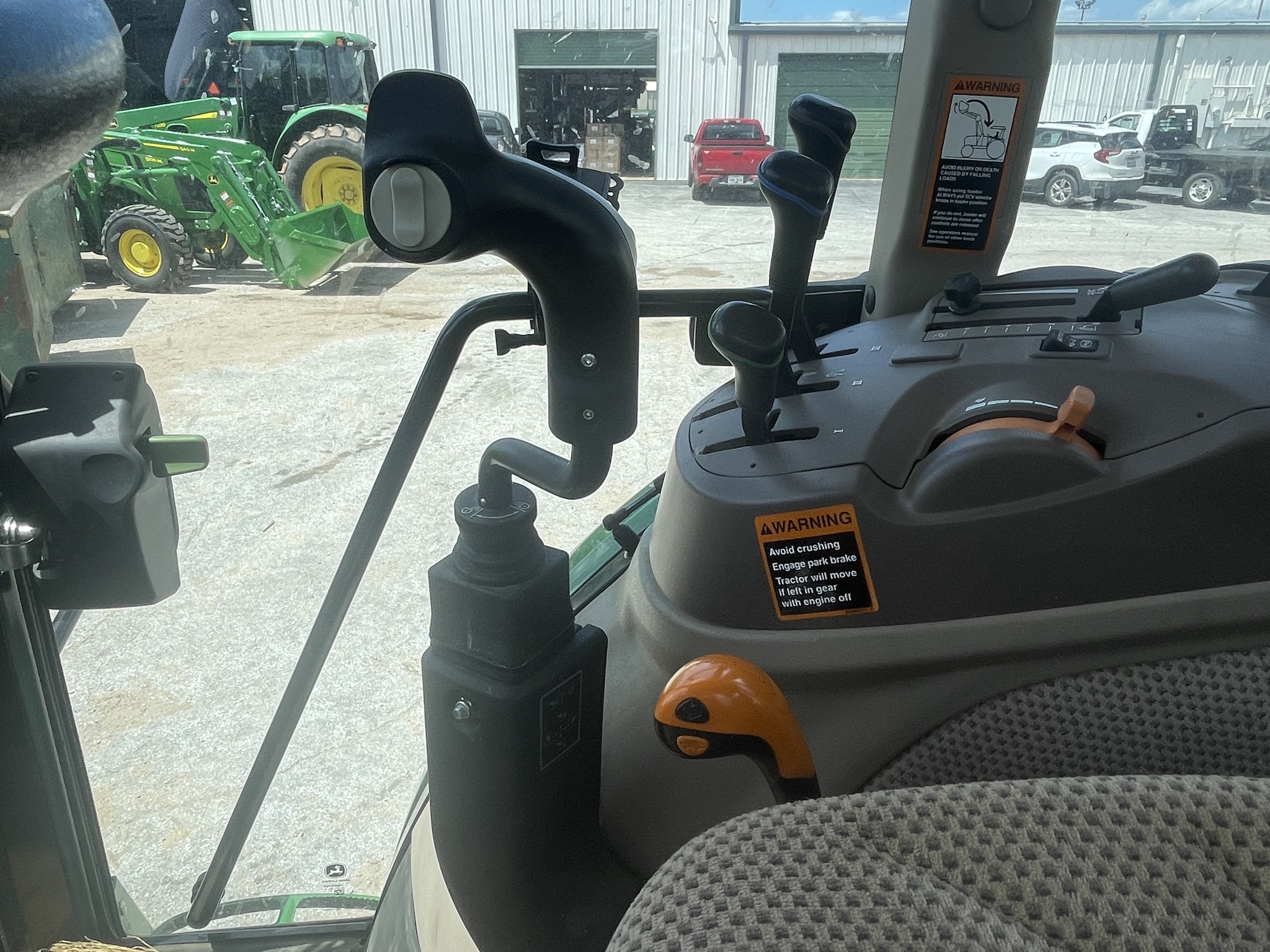 2022 John Deere 6105E cab Image 12