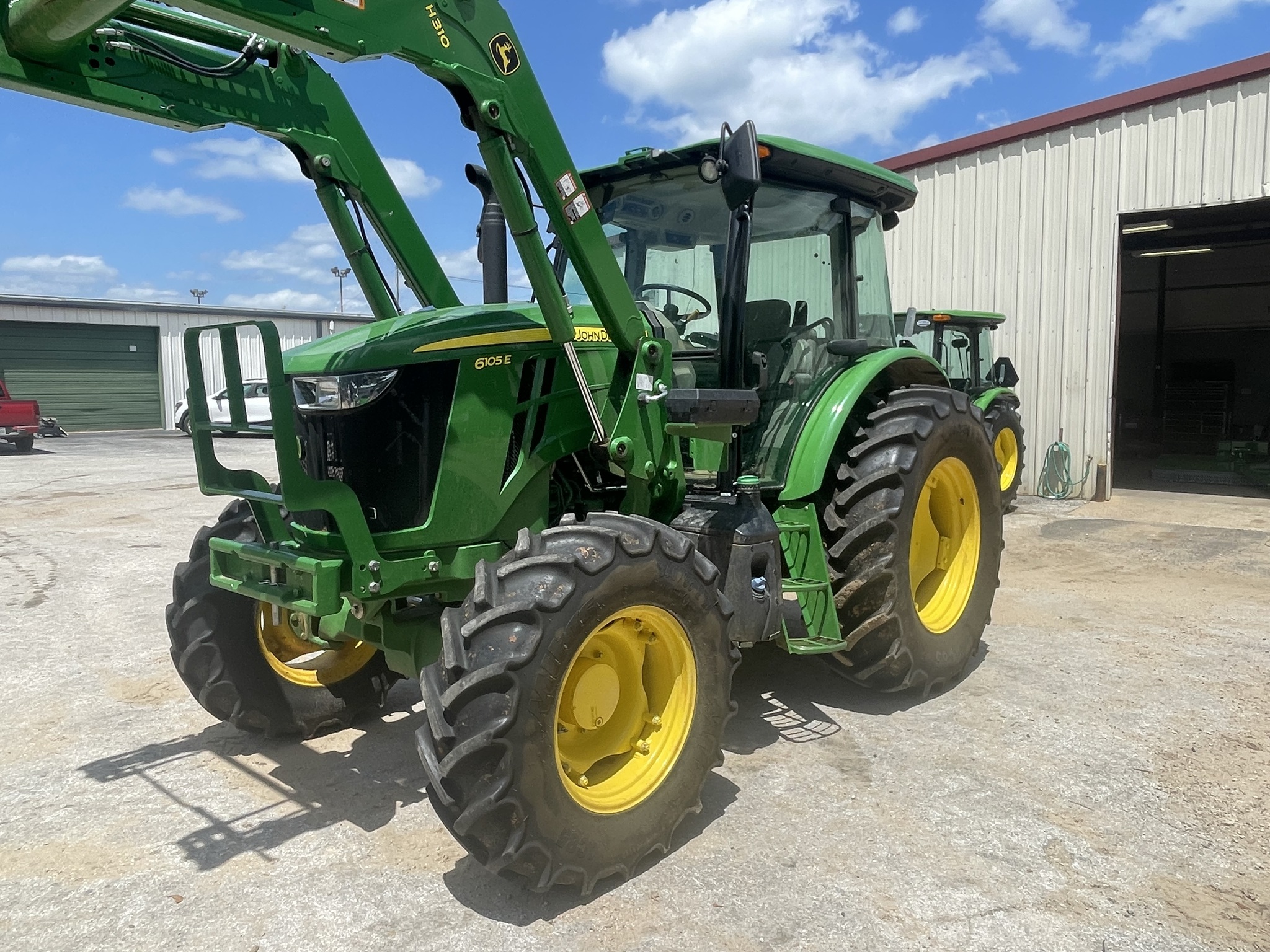 2022 John Deere 6105E cab Image 3