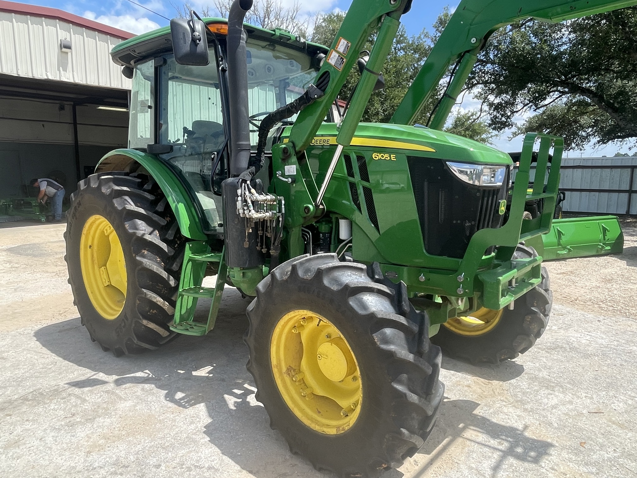 2022 John Deere 6105E cab Image 5