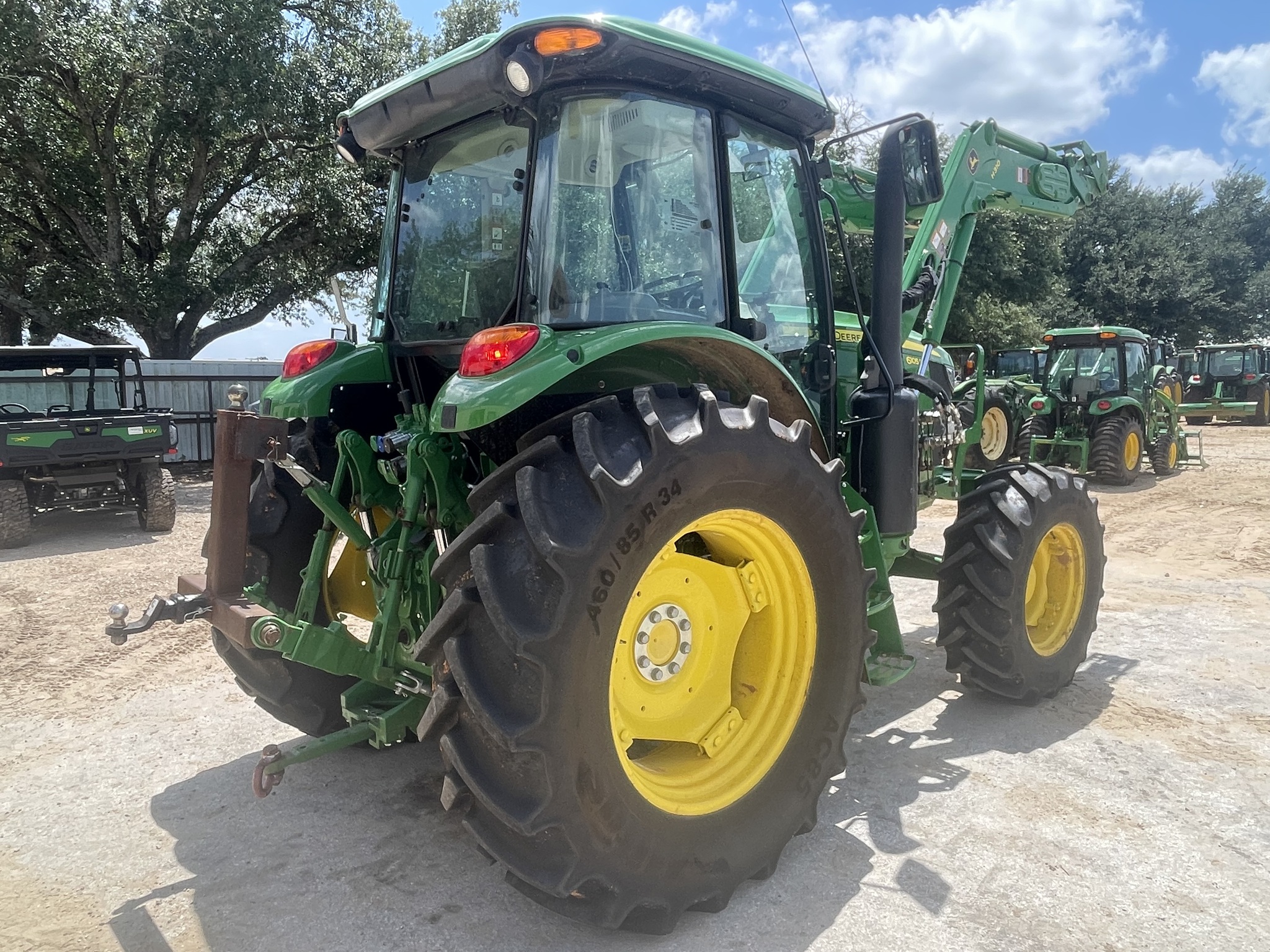 2022 John Deere 6105E cab Image 7