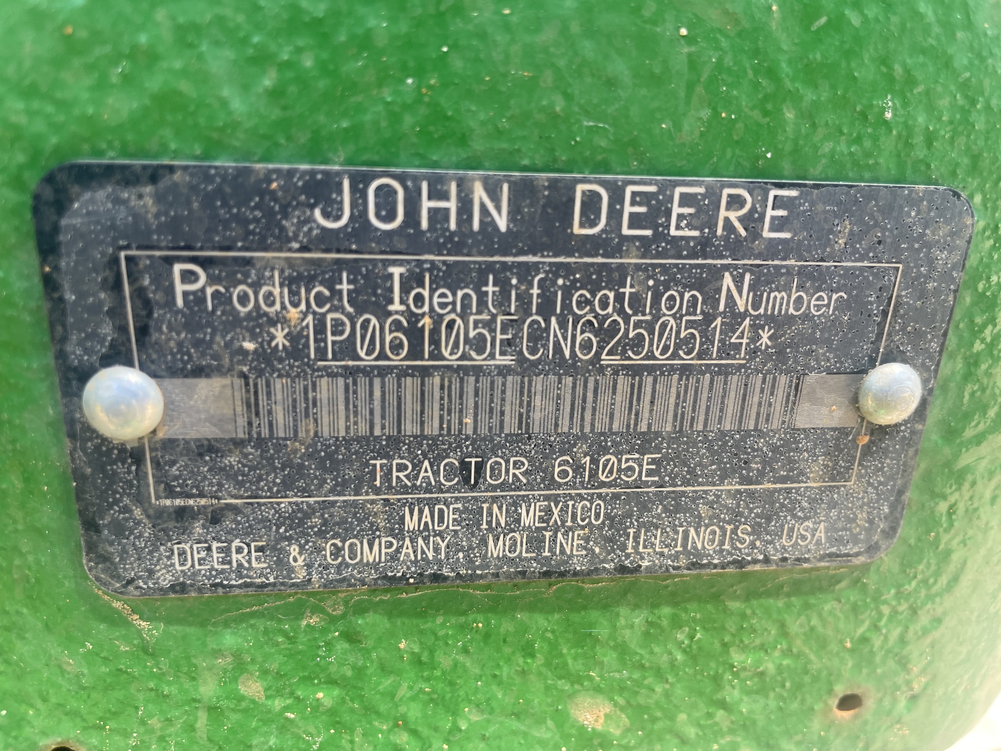 2022 John Deere 6105E cab Image 15