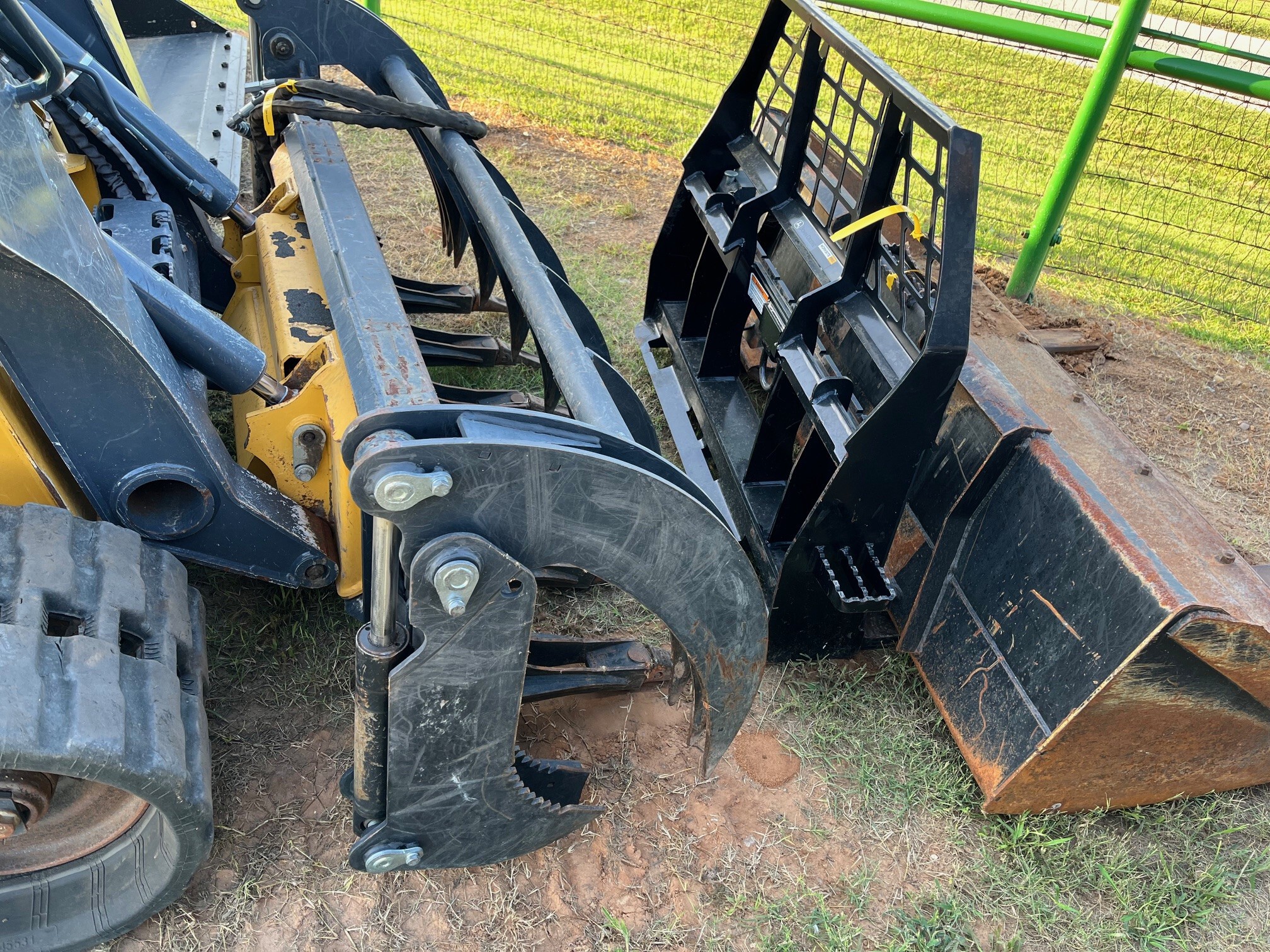 2022 John Deere 325G Image 18