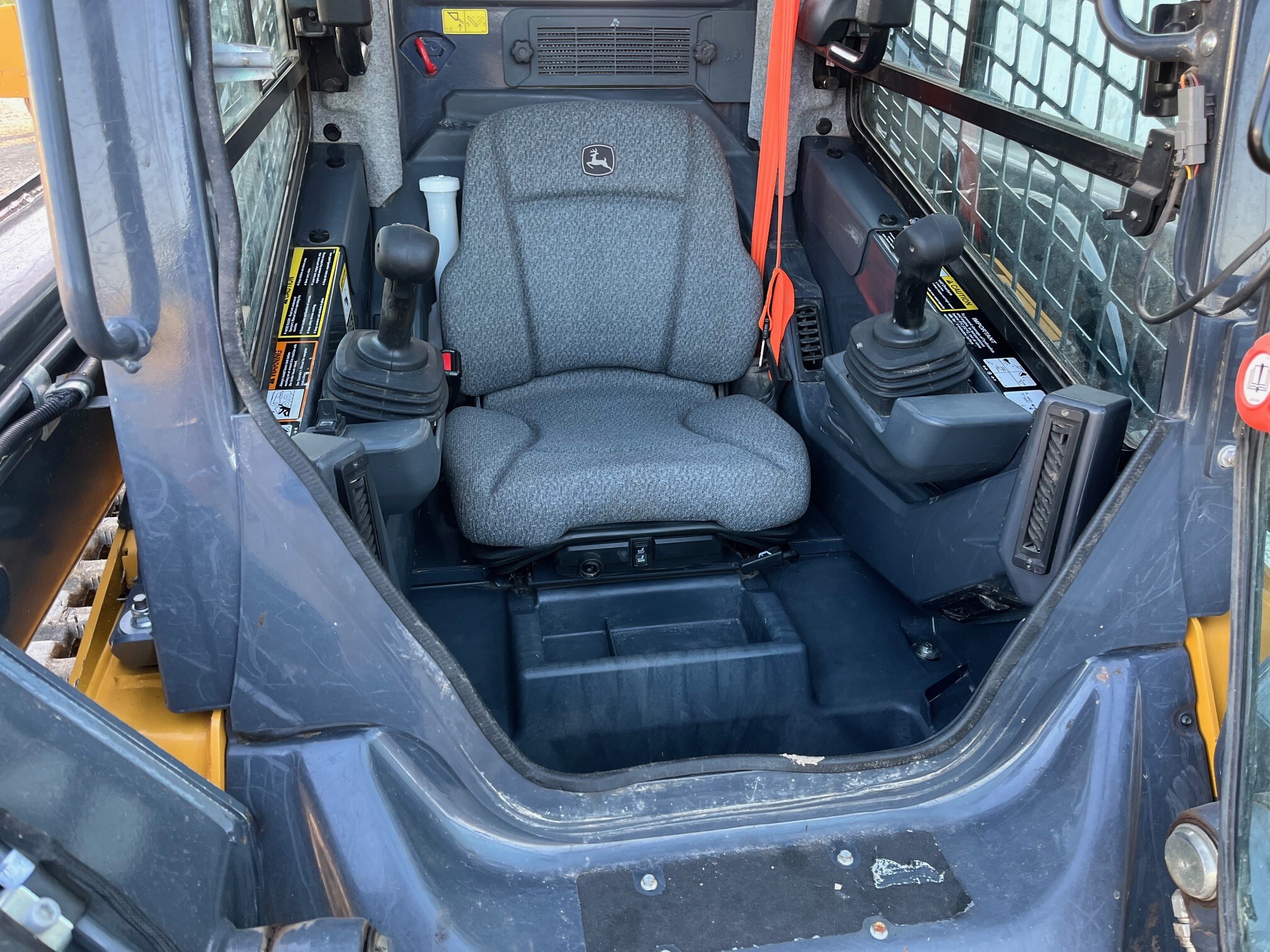 2022 John Deere 325G Image 9