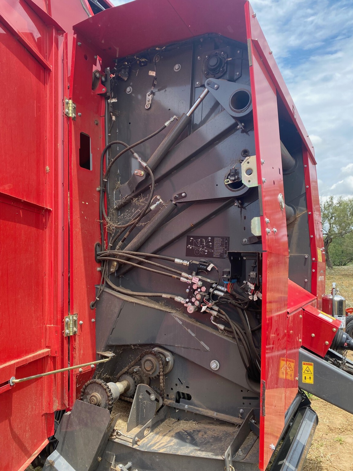 2022 Massey Ferguson 2946 Image 6