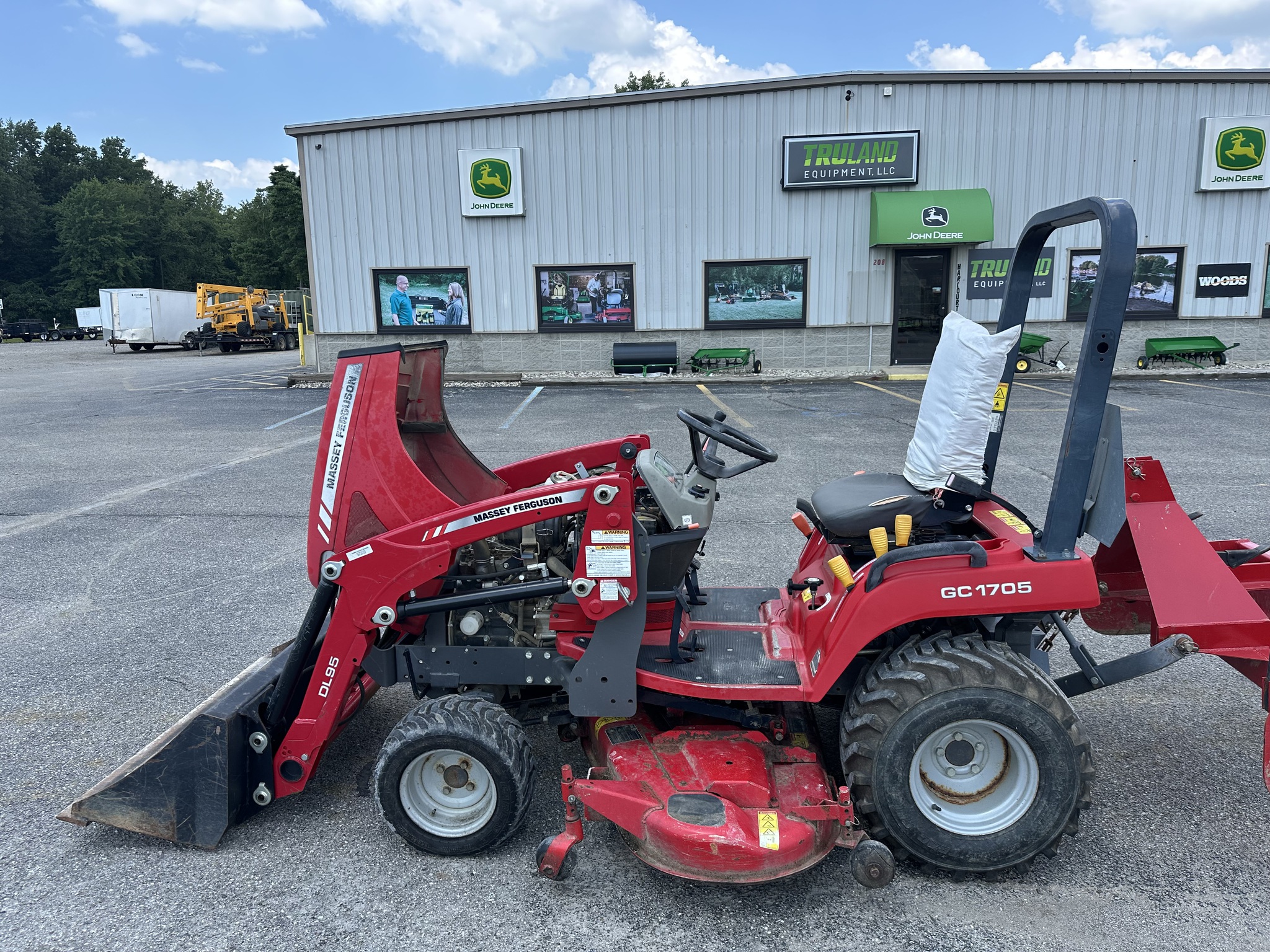 2015 Massey Ferguson GC1705 Image 1