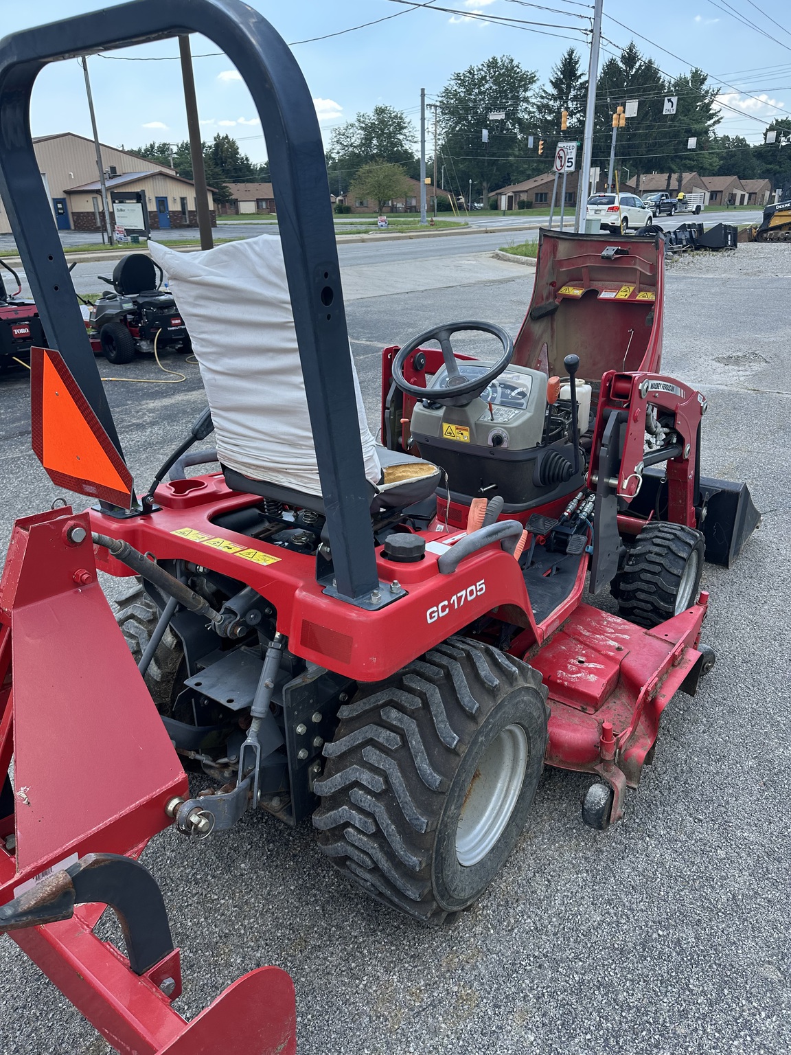 2015 Massey Ferguson GC1705 Image 9