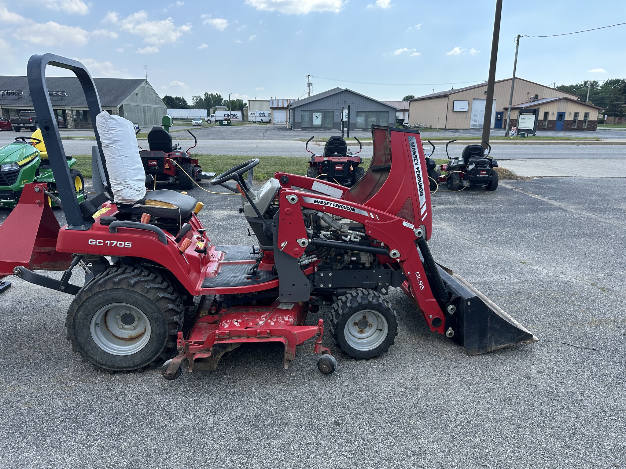 2015 Massey Ferguson GC1705 Image 8