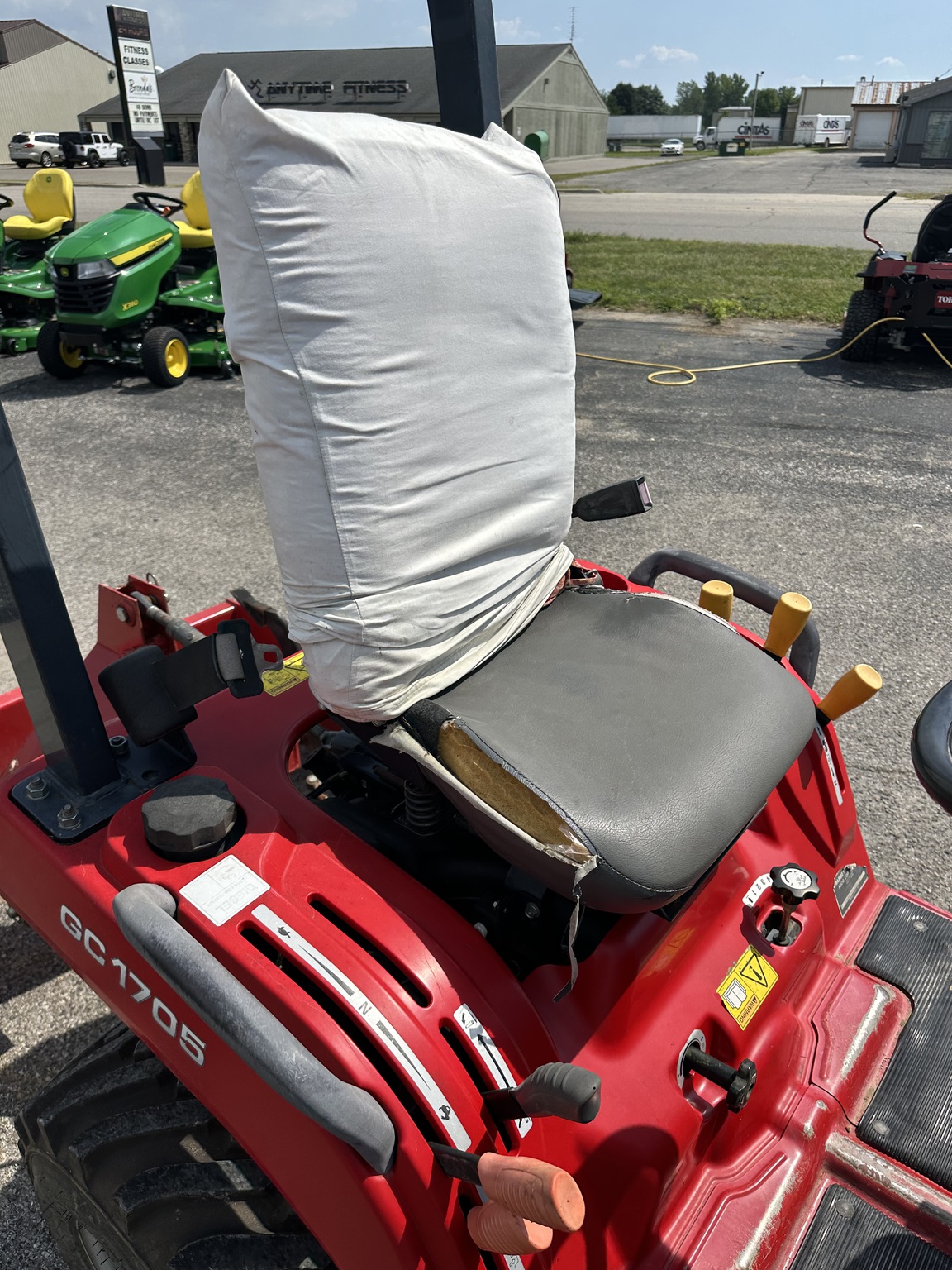 2015 Massey Ferguson GC1705 Image 2